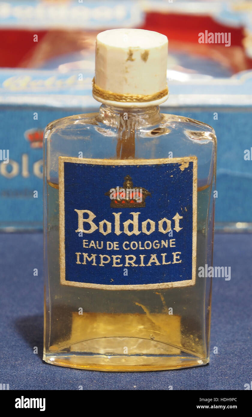 Cette image présente une bouteille d'eau de Cologne antique de Boldood, soulignant le savoir-faire et le design typiques des bouteilles de parfum vintage. Banque D'Images