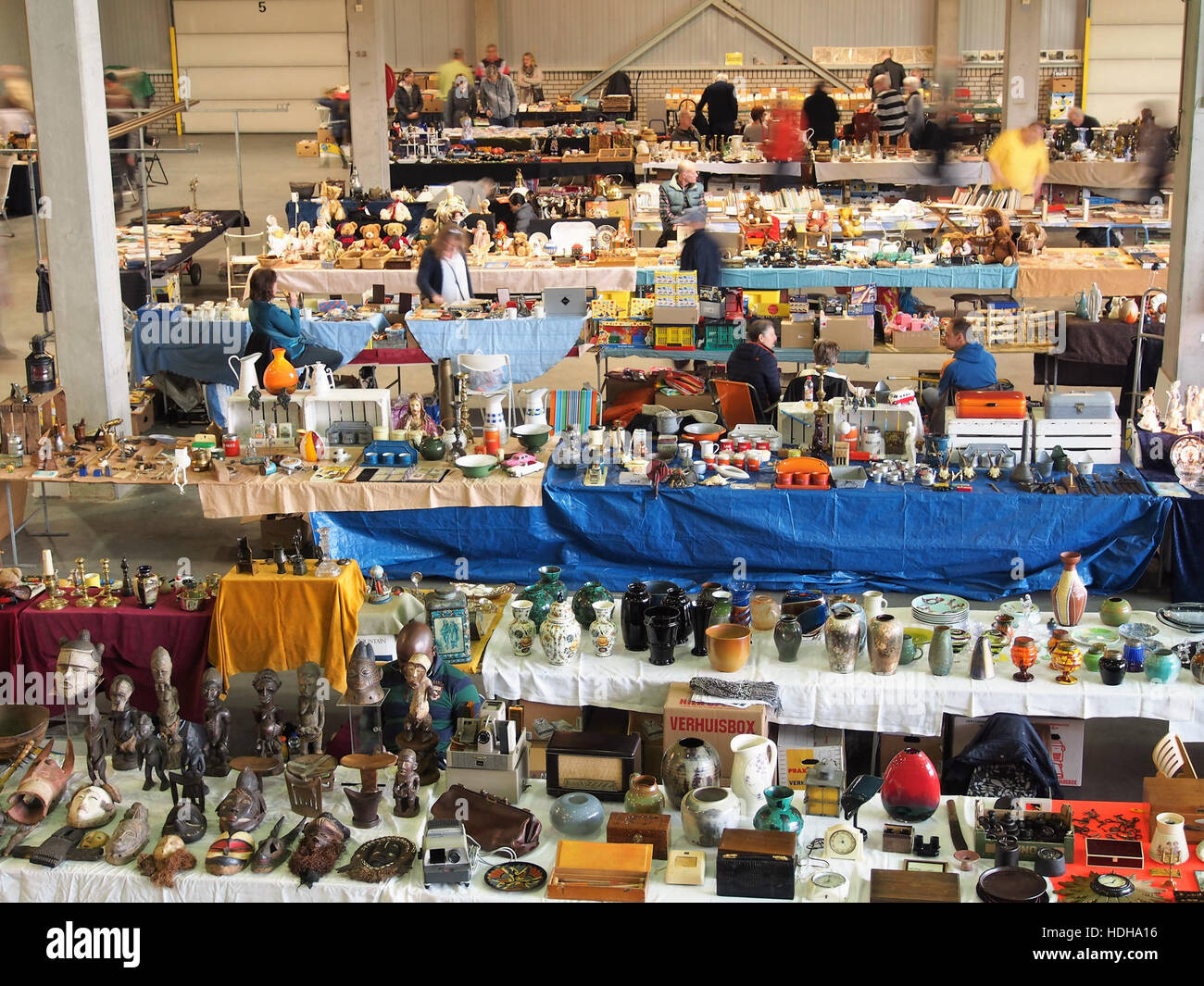 Une photo des 2016 Verzamelbeurs à Nieuwegein, présentant une collection d'antiquités et d'objets de collection. Cet événement annuel est un rassemblement pour les passionnés d'objets vintage, d'objets de collection rares et d'objets historiques. Banque D'Images