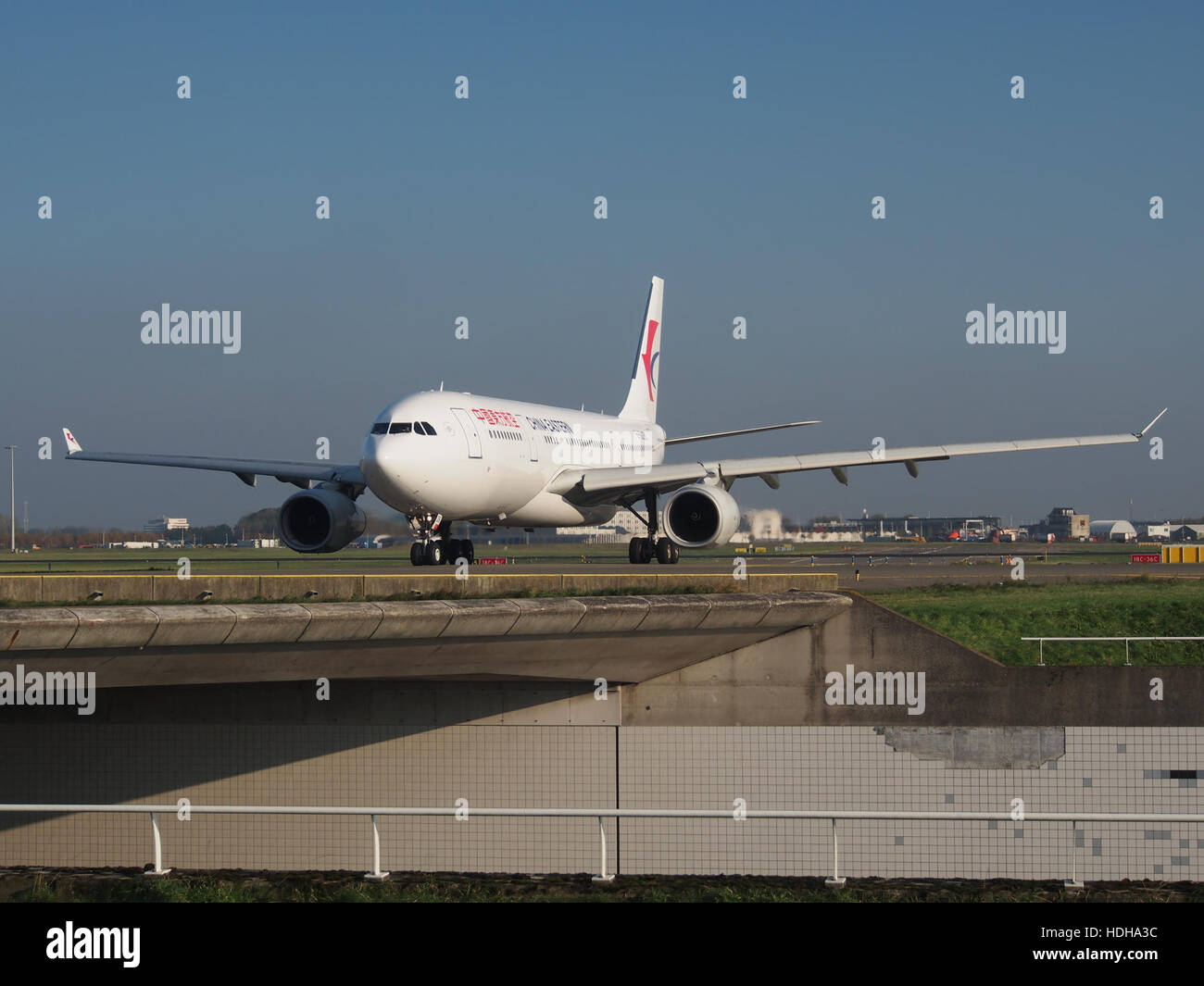 L'Airbus A330-243 de China Eastern Airlines, immatriculé B-8226, est photographié en train de rouler à l'aéroport de Schiphol, se préparant au décollage. Cet avion gros-porteur, dont le numéro de construction est 1655, est un élément essentiel de la flotte long-courrier de la compagnie. L'A330-243 est réputé pour son efficacité et son confort sur les vols longue distance, et dispose d'une technologie de pointe pour des opérations plus fluides et la satisfaction des passagers. Banque D'Images