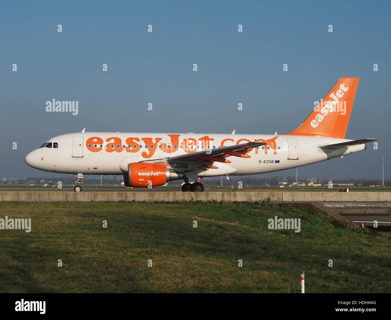 L'Airbus A319-111 d'easyJet, immatriculé G-EZGB, est vu rouler à l'aéroport de Schiphol, en direction de la piste 36L. Cet avion fait partie de la famille Airbus A319, connue pour ses capacités de vol court et moyen-courriers efficaces. Banque D'Images