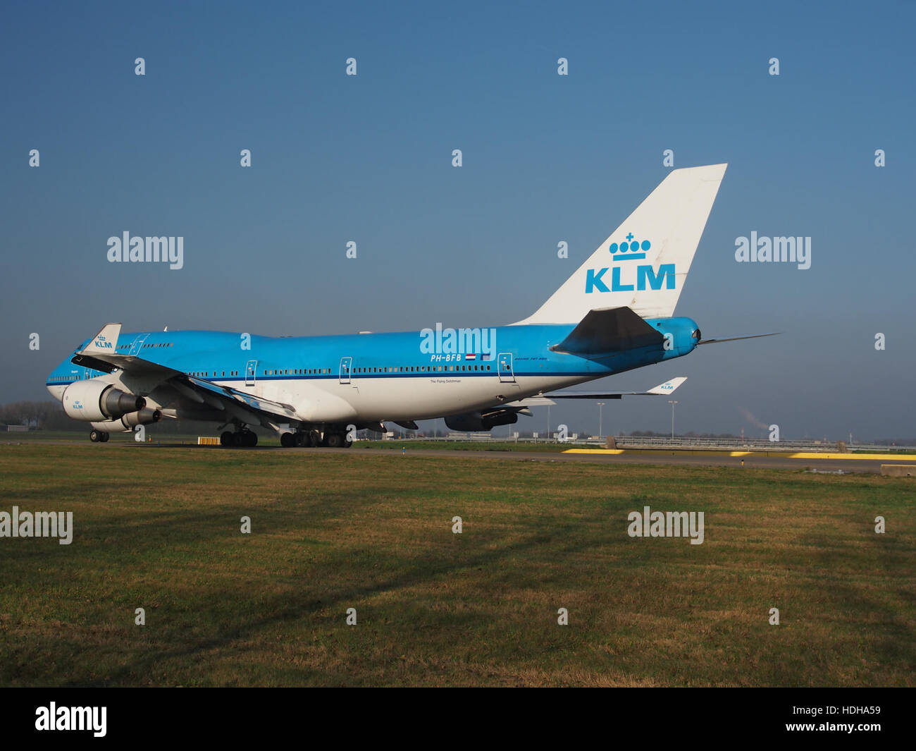 Un KLM Royal Dutch Airlines Boeing 747-406, immatriculé pH-BFB, taxis vers la piste 36L à l'aéroport de Schiphol. Cet avion emblématique fait partie de la flotte long-courrier de la compagnie, reconnue pour sa fiabilité et sa capacité. Banque D'Images