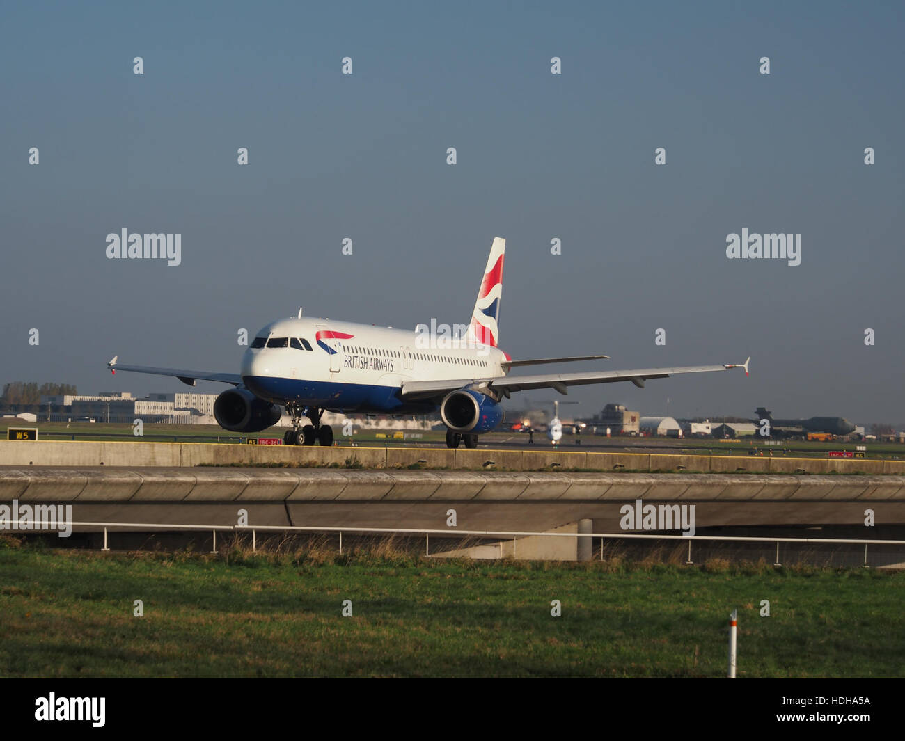 G-LE THÉOREME British Airways Airbus A320-232 - cn 1014 à Schiphol le roulage vers la piste 36L pic1 Banque D'Images