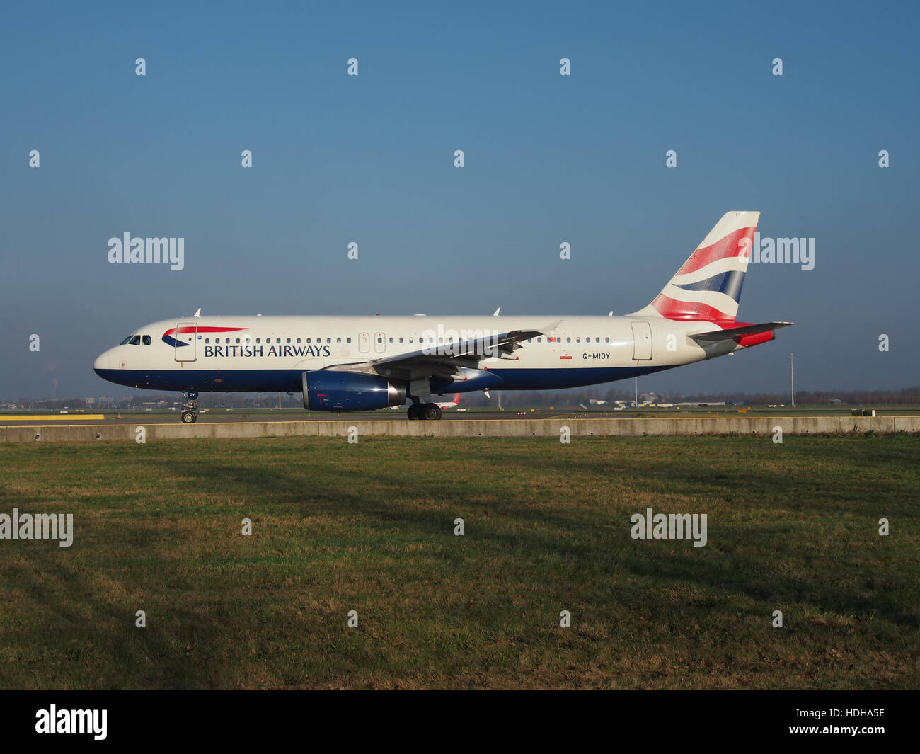 L'Airbus A320-232 de British Airways, immatriculé G-MIDY et portant le numéro de construction 1014, est vu rouler vers la piste 36L de l'aéroport de Schiphol. L'avion fait partie de la flotte de la compagnie aérienne, fournissant des vols intérieurs et internationaux. Schiphol est un aéroport international majeur d'Amsterdam, connu pour son trafic aérien et ses opérations. Banque D'Images