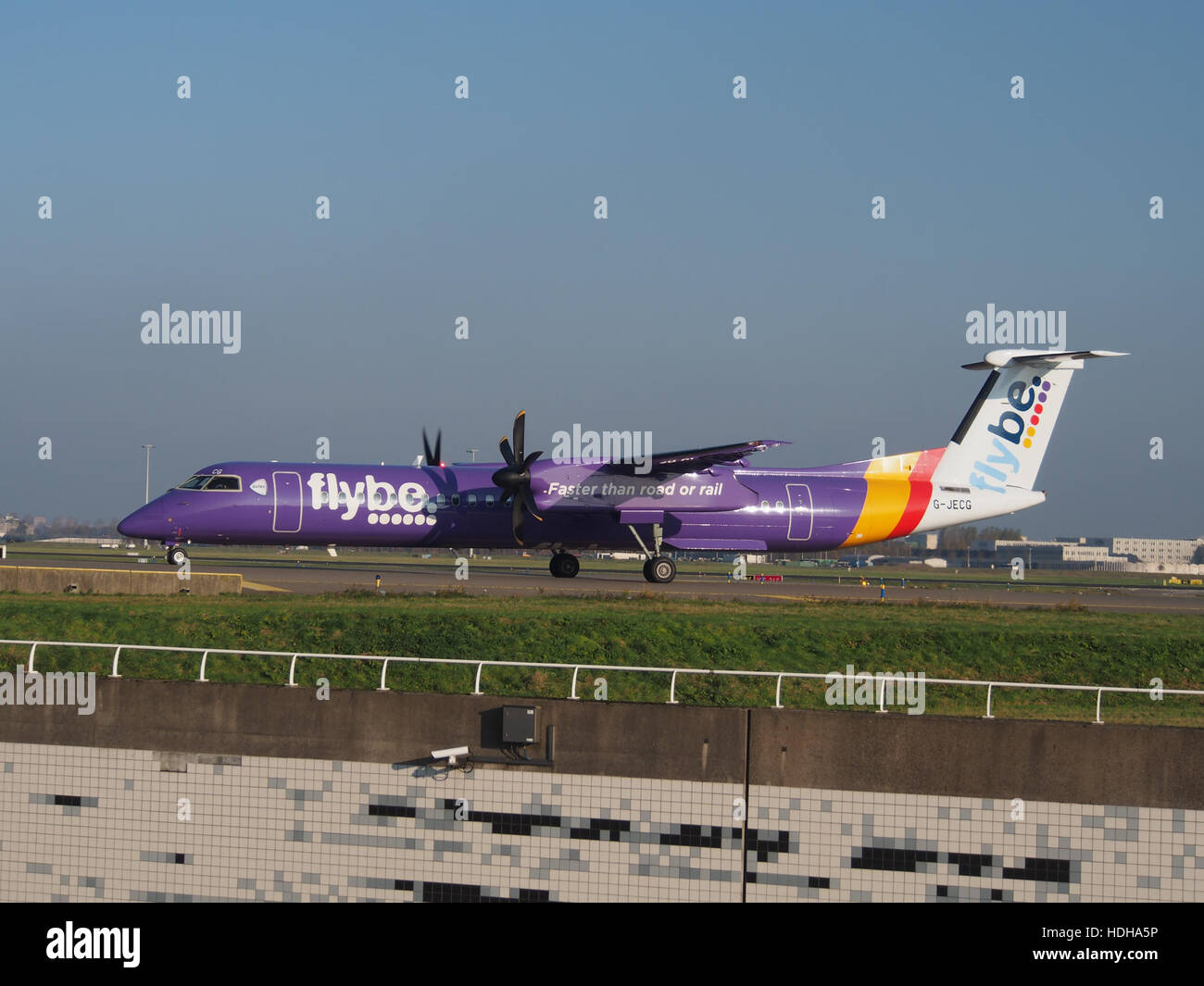 G-JECG Flybe De Havilland Canada DHC-8-402Q Dash 8 - cn 4098 à Schiphol le roulage vers la piste 36L Banque D'Images