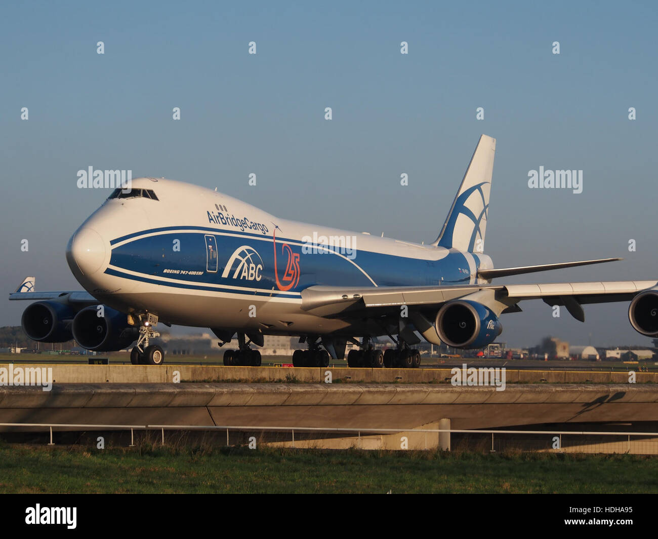 On voit le VQ-BUU AirBridgeCargo Boeing 747-4EVF(er) rouler en direction de la piste 36L à l'aéroport de Schiphol. L'avion représente les opérations modernes d'aviation cargo. Banque D'Images