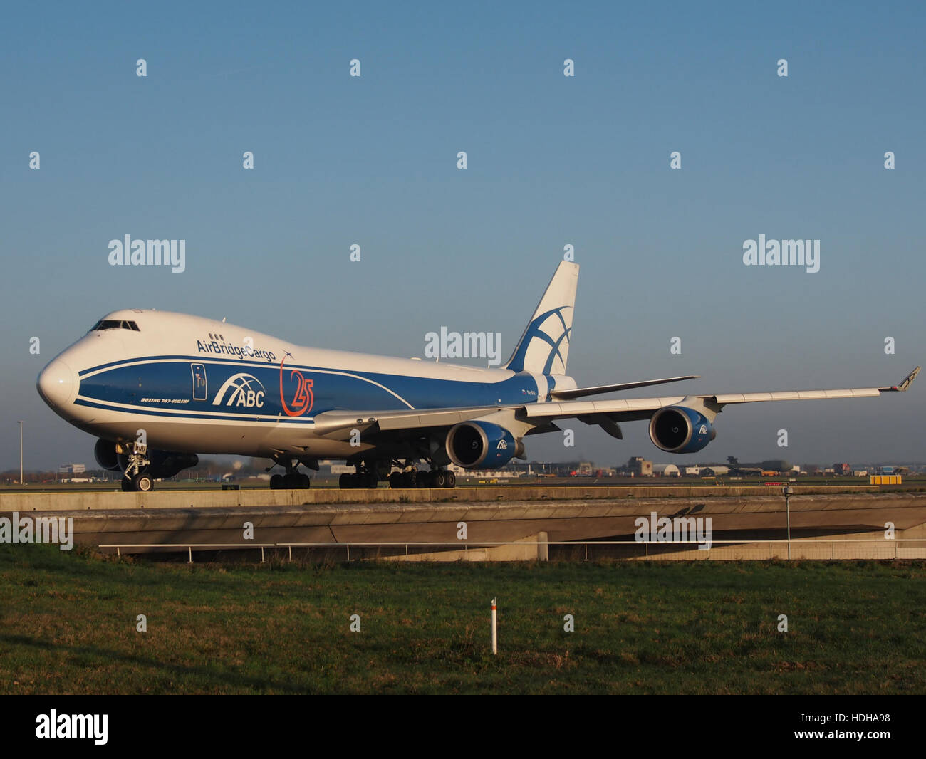Le Boeing 747-4EVF(er) d'AirBridgeCargo, immatriculé VQ-BUU et portant le numéro de construction 35170, est vu rouler vers la piste 36L à l'aéroport de Schiphol. Cet avion fait partie de la flotte AirBridgeCargo, spécialisée dans le transport de marchandises lourdes. Banque D'Images