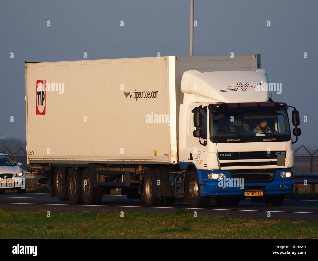 Le camion DAF CF exploité par R. Nagel est vu conduire sur l'autoroute A5. Ce véhicule fait partie de la flotte moderne utilisée pour la logistique et le transport en Europe, offrant efficacité et fiabilité pour le transport de marchandises sur de longues distances. Banque D'Images