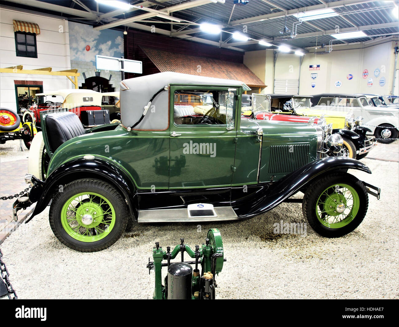 La Green Ford A est une automobile vintage, mettant en valeur les débuts du design automobile. Ses caractéristiques uniques et sa valeur historique en font un élément important de l'histoire automobile, représentant une ère d'ingénierie et de conception de voitures classiques. Banque D'Images