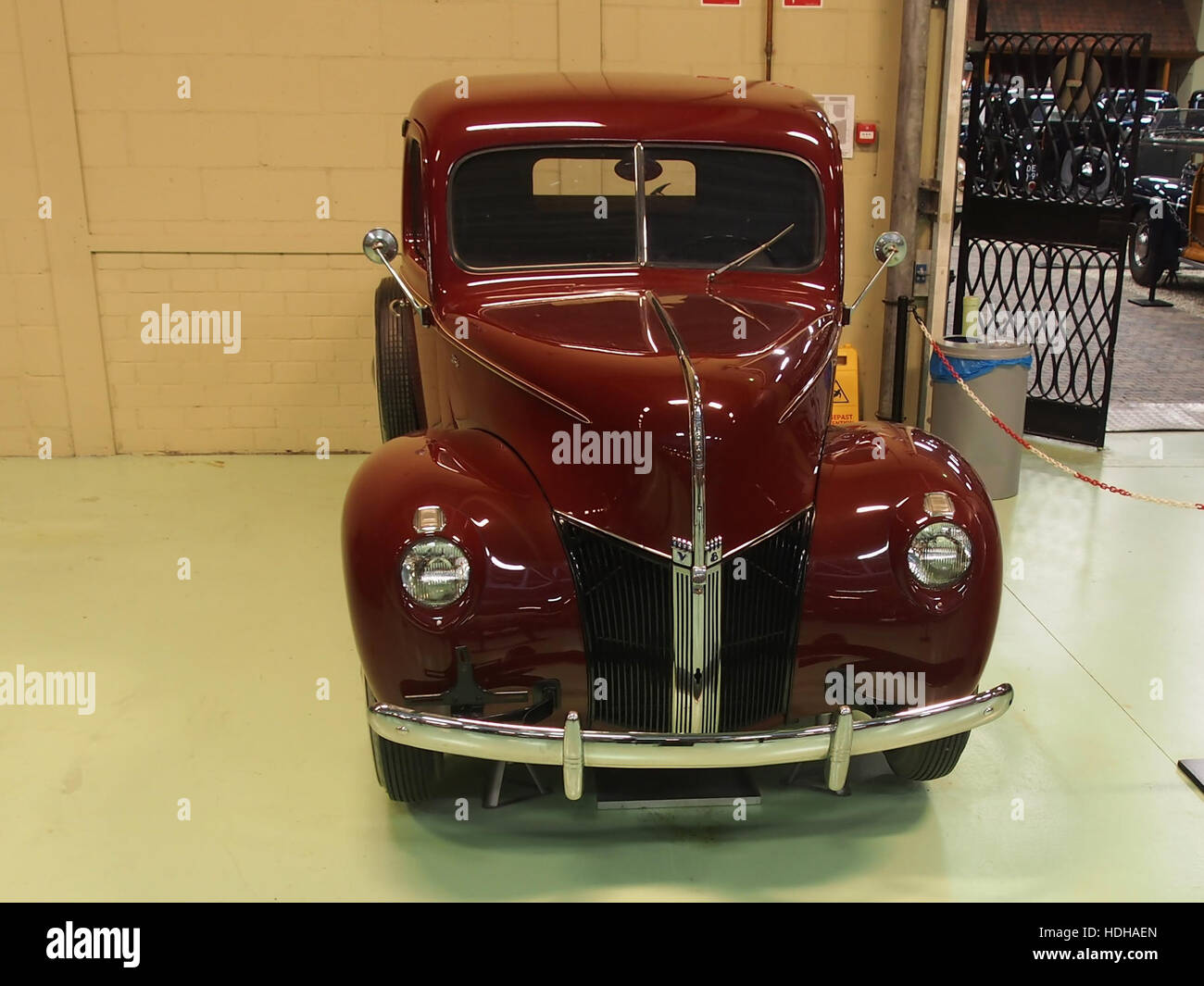 Un camionnet Ford des années 1940, représentant le design et l'ingénierie des véhicules américains du milieu du XXe siècle, avec une construction robuste et un design compact. Banque D'Images