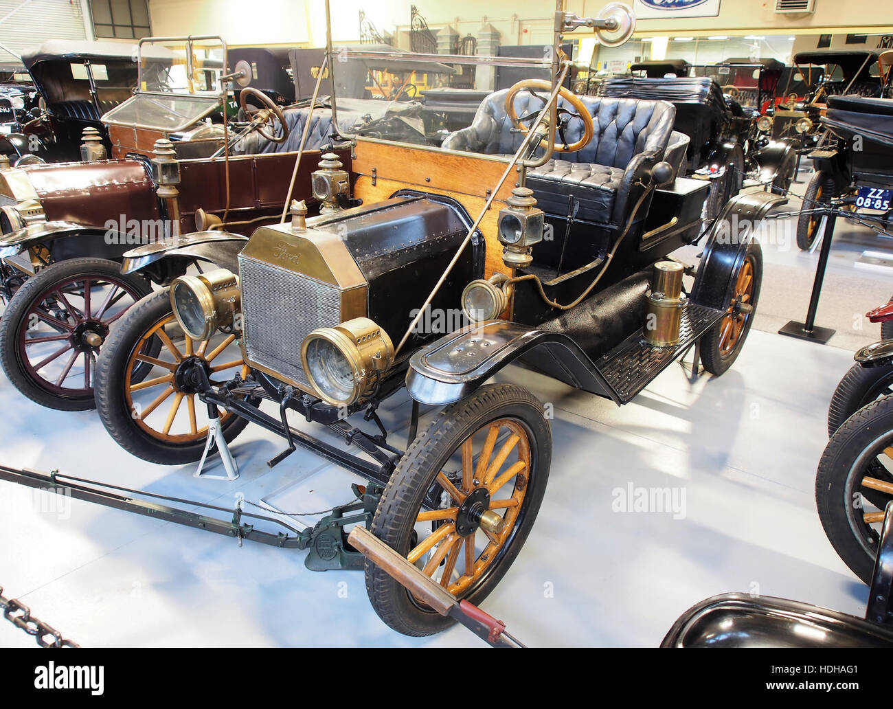 La Ford Model T 1909, propulsée par un moteur 4 cylindres de 24 chevaux, a révolutionné l'industrie automobile. Ce premier modèle a établi la norme pour la production de masse dans la fabrication automobile, rendant les voitures abordables pour la personne moyenne. Sa conception et son ingénierie ont été essentielles pour façonner les véhicules modernes. Banque D'Images