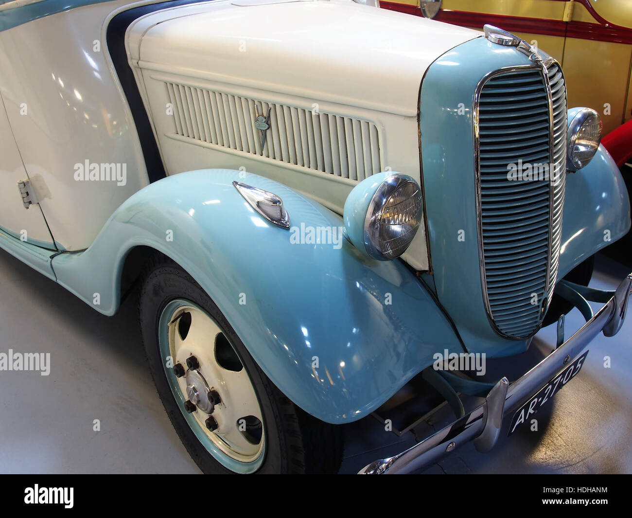 Cette image montre une Ford 950 Personenbus de 1937, un modèle d'autobus vintage connu pour son design emblématique et son importance historique dans le transport au cours des années 1930 Banque D'Images
