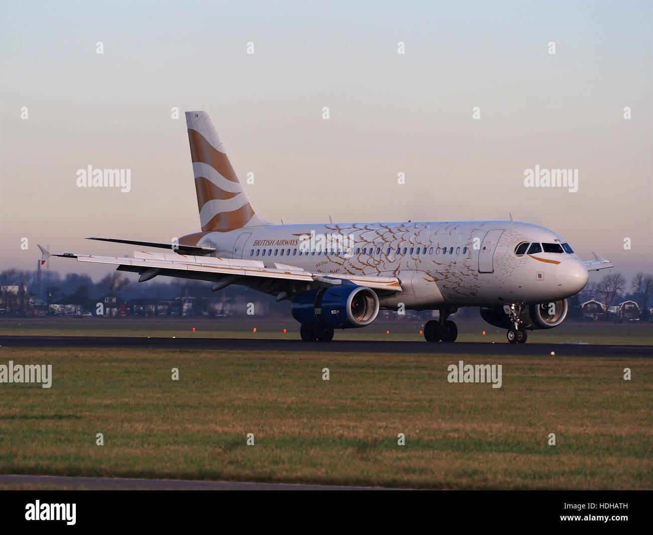 G-DBCB, un Airbus A319 exploité par British Airways, est vu dans une livrée spéciale Olympic Dove à l'aéroport de Schiphol. Cette conception d'avion célèbre les Jeux Olympiques et met en valeur le soutien de la compagnie aérienne à l'esprit de l'événement. Banque D'Images