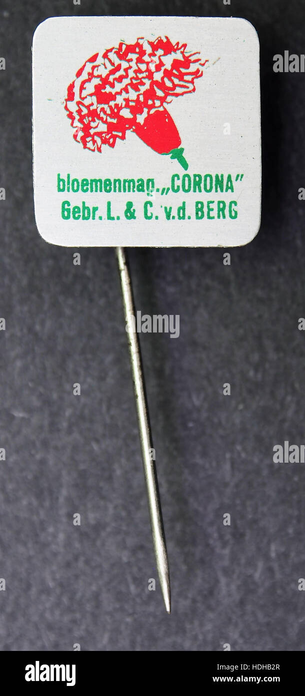 Le 'Bloemenmag Corona speltje' est une pièce décorative probablement inspirée par des motifs floraux. Cette œuvre reflète la beauté du design floral, mettant en valeur des détails délicats et des couleurs vibrantes qui soulignent l'élégance de la nature. Banque D'Images