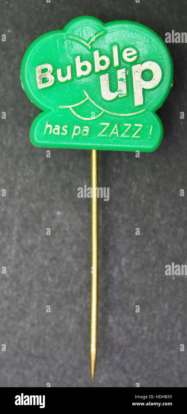 Cette œuvre présente une représentation stylisée du logo « Bubble Up », une boisson non alcoolisée populaire du 20e siècle. La pièce reflète la culture commerciale et le branding visuel de l'époque, offrant un aperçu de la publicité et de la conception de produits. Banque D'Images