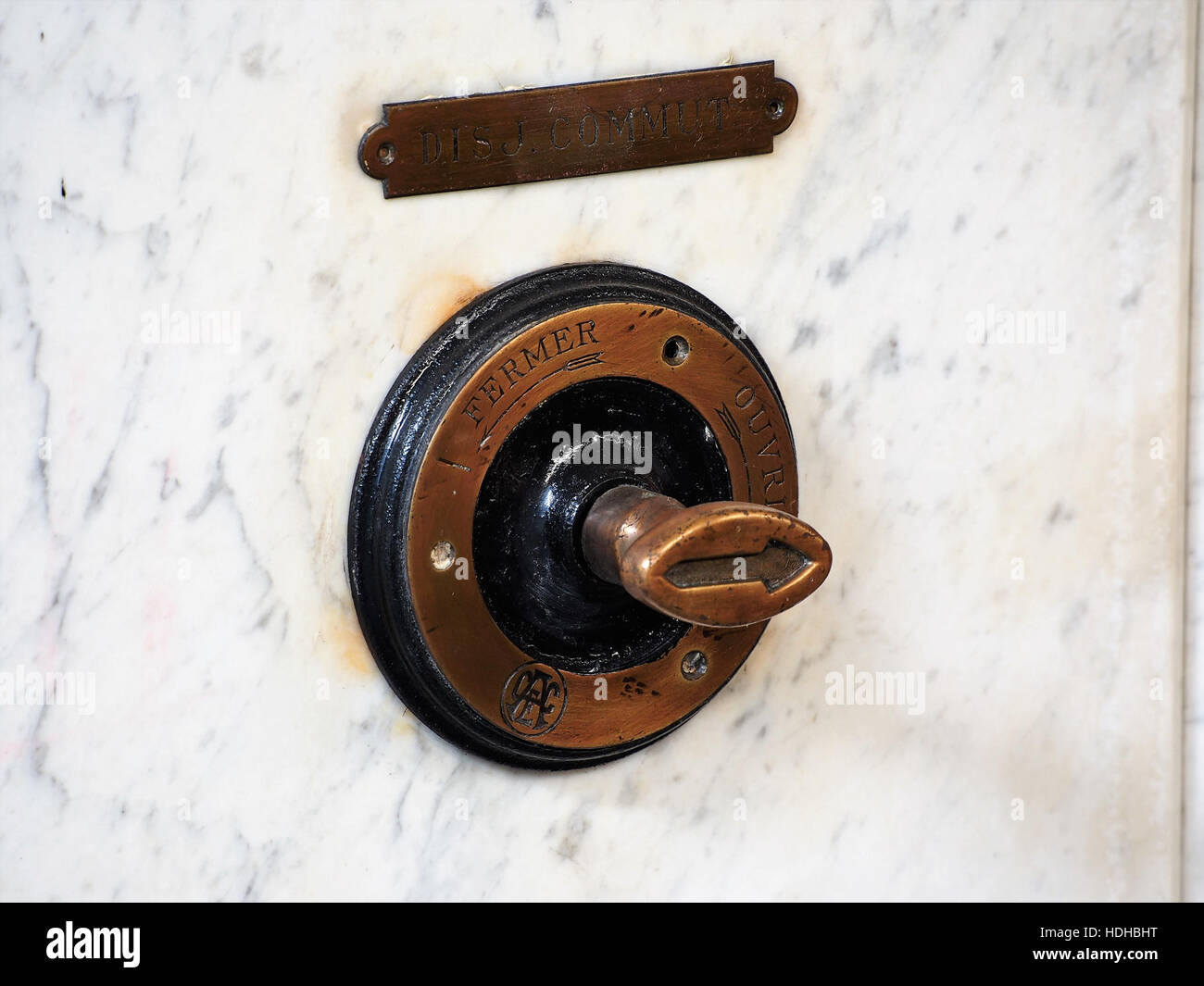 Cet ouvrage historique représente la ligne de chemin de fer à vapeur des '3 Vallées' ou 'trois Vallées', un itinéraire remarquable dans l'histoire du voyage en train. La pièce commémore l'importance des trains à vapeur dans le transport européen, présentant une vue détaillée du système ferroviaire de cette époque. Banque D'Images