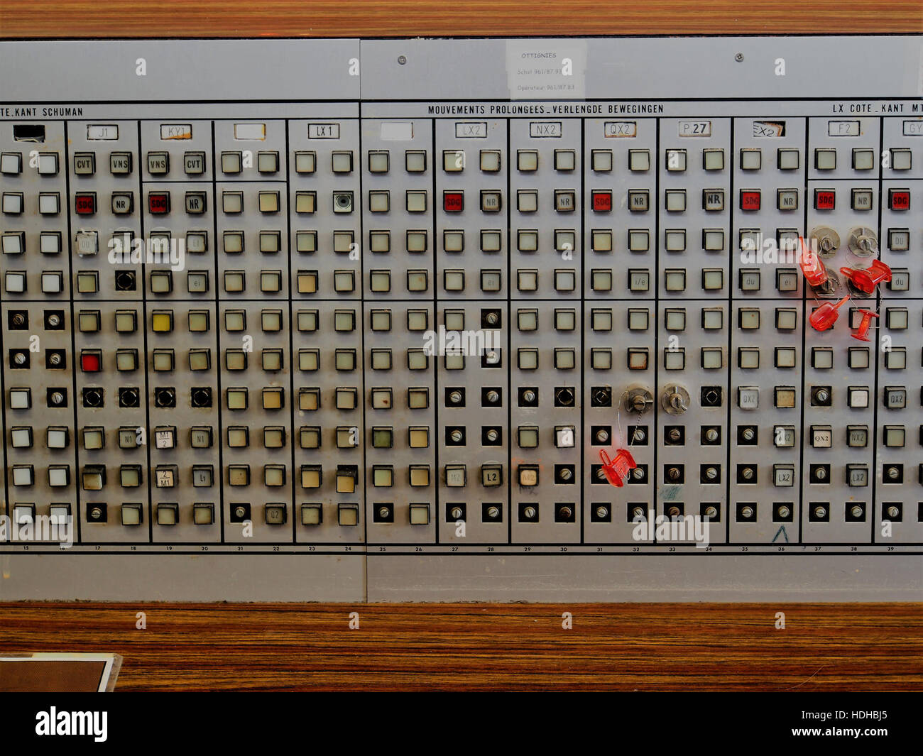 Cette image montre un ancien centre de contrôle au musée du chemin de fer à vapeur des 3 Vallées, mettant en évidence le patrimoine opérationnel des systèmes ferroviaires à vapeur. La photo capture l'importance historique des chemins de fer à vapeur et leur rôle dans l'histoire des transports. Banque D'Images