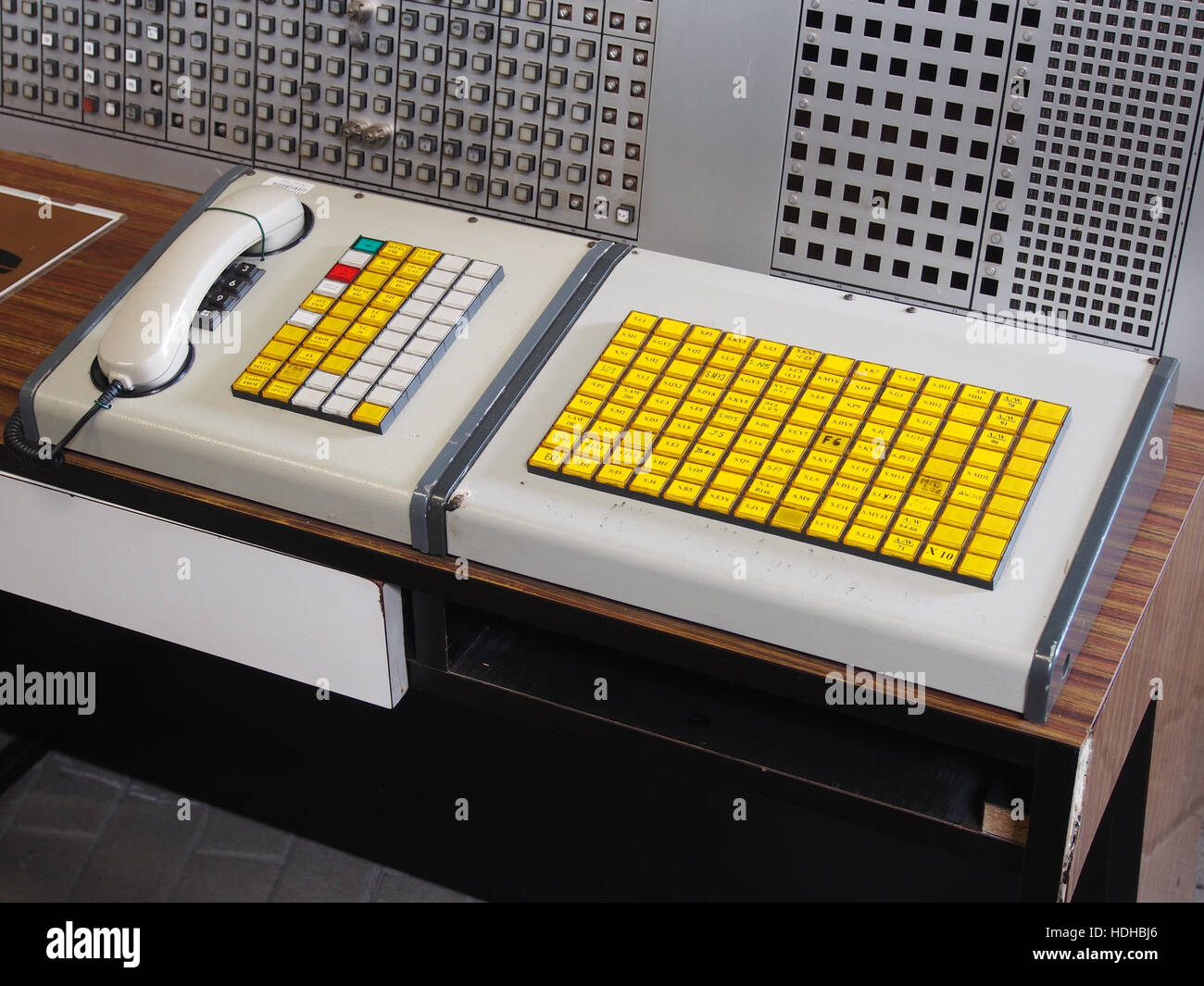 Une image de l'ancien centre de contrôle du chemin de fer à vapeur A9e, offrant un aperçu historique du fonctionnement des chemins de fer pendant l'ère de la vapeur. Banque D'Images