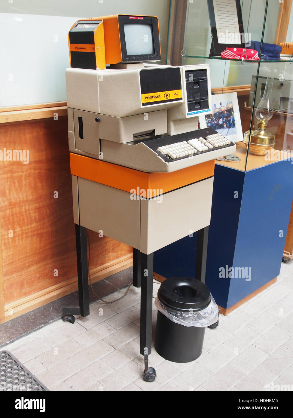 Cette image d'un ordinateur Prodata ancien exposé au Musée du chemin de fer à vapeur des 3 Vallées met en évidence l'intersection de la technologie et de l'histoire industrielle. L'ordinateur représente un progrès technologique important de la fin du XXe siècle. Banque D'Images