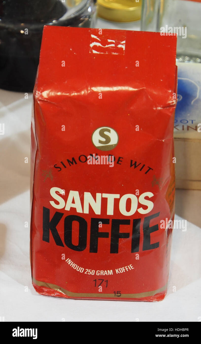 Il s’agit d’un design d’emballage pour Simon de Wit Santos Koffie, une marque de café renommée. L'emballage présente des éléments traditionnels, reflétant l'engagement de la marque envers la qualité et l'héritage dans la production de café. Banque D'Images