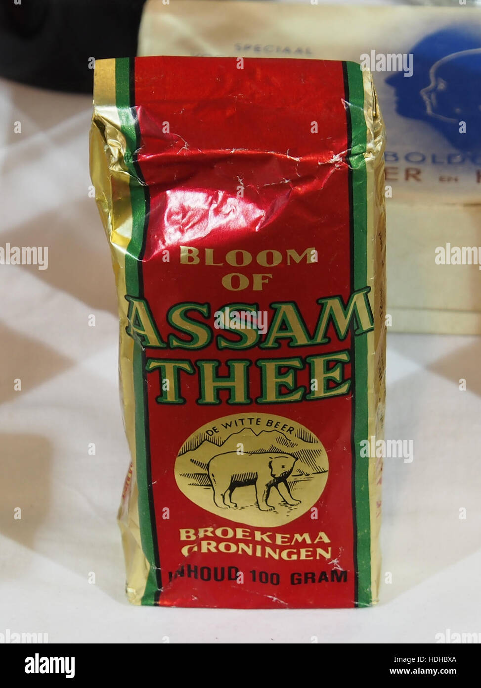 Cette image de Broekema capture la fleur de l'Assam, une référence à la célèbre variété de thé d'Assam, en Inde. Le travail met en évidence les paysages luxuriants et l'importance culturelle de la culture du thé Assam. Banque D'Images