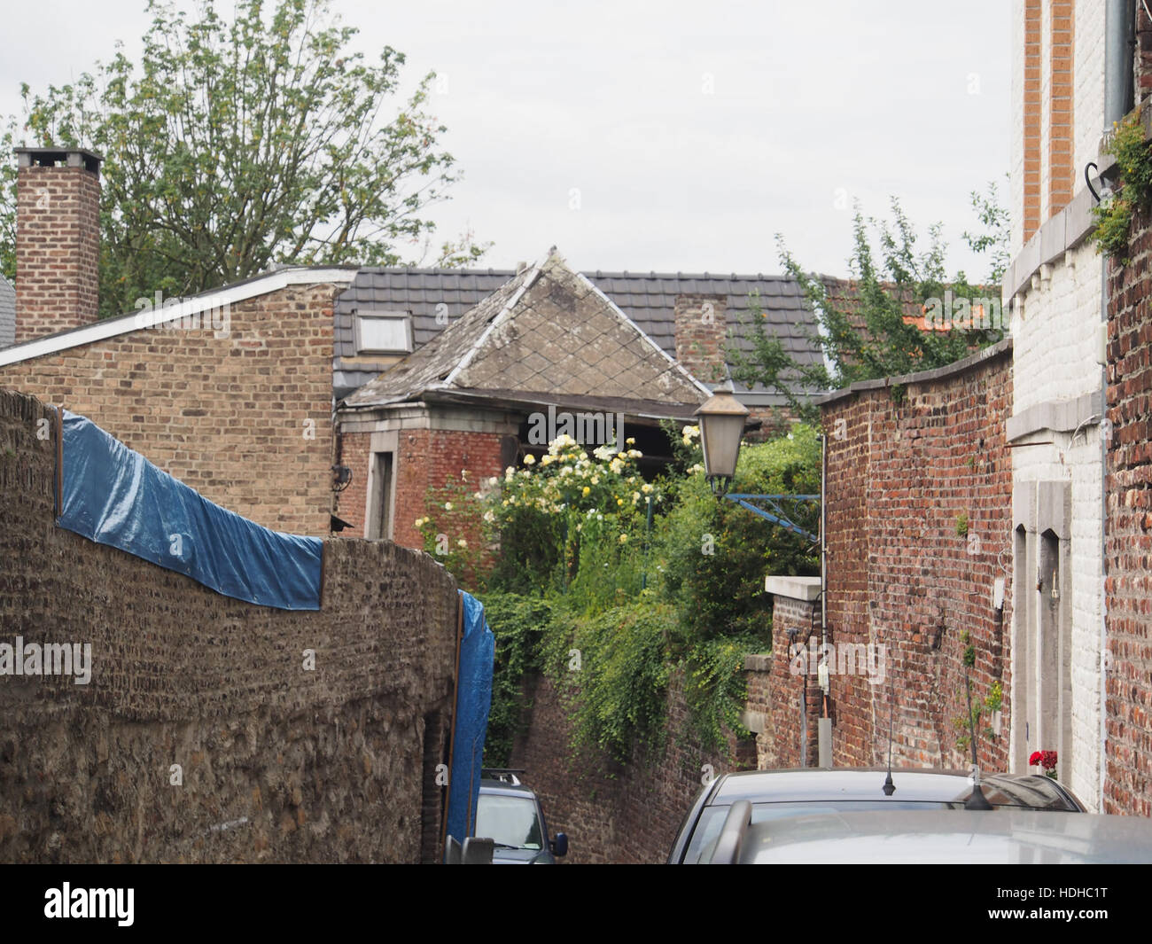 'Au Perl au Perl' est une pièce artistique qui explore le thème des perles et leur symbolisme. L'œuvre présente la nature délicate des perles et reflète leur signification dans diverses cultures comme symboles de beauté, de richesse et de pureté. Banque D'Images