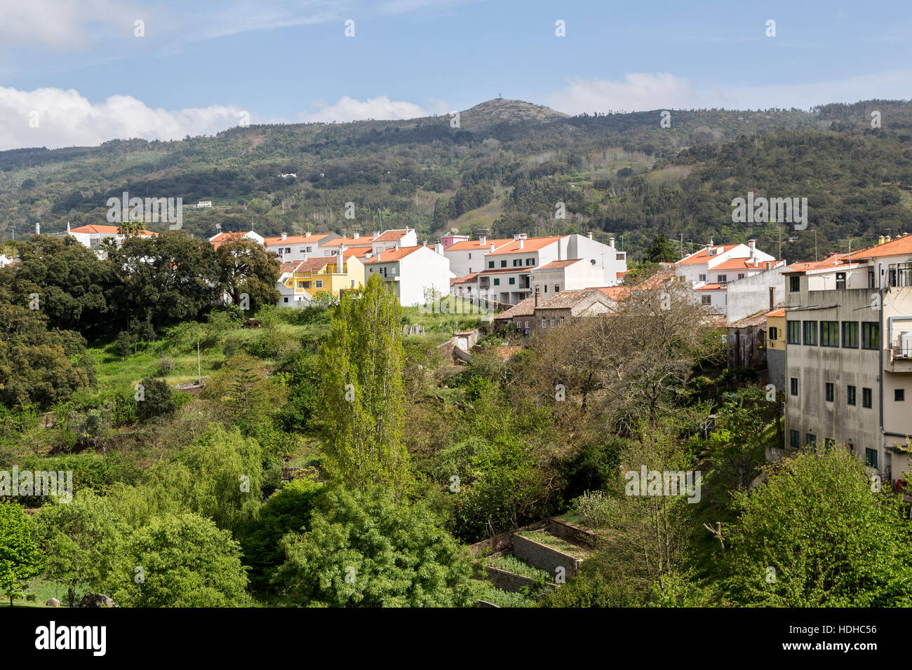 La ville de Monchique avec jardins en terrasses et de montagnes, Algarve, Portugal Banque D'Images