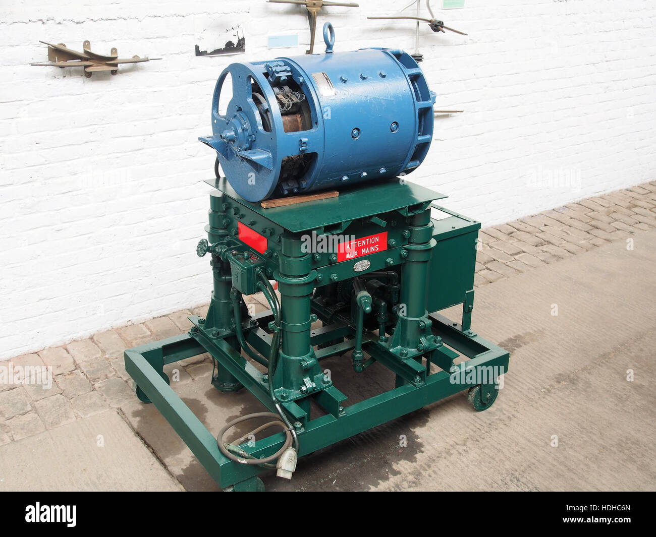 Cette image historique représente un moteur électrique Westinghouse, fabriqué par H-Simon. Le moteur électrique est un exemple significatif de l'ingénierie industrielle et de l'innovation à la fin du XIXe siècle, mettant en évidence les débuts du développement des machines électriques. Les moteurs Westinghouse ont joué un rôle crucial dans l'industrialisation des États-Unis. Banque D'Images