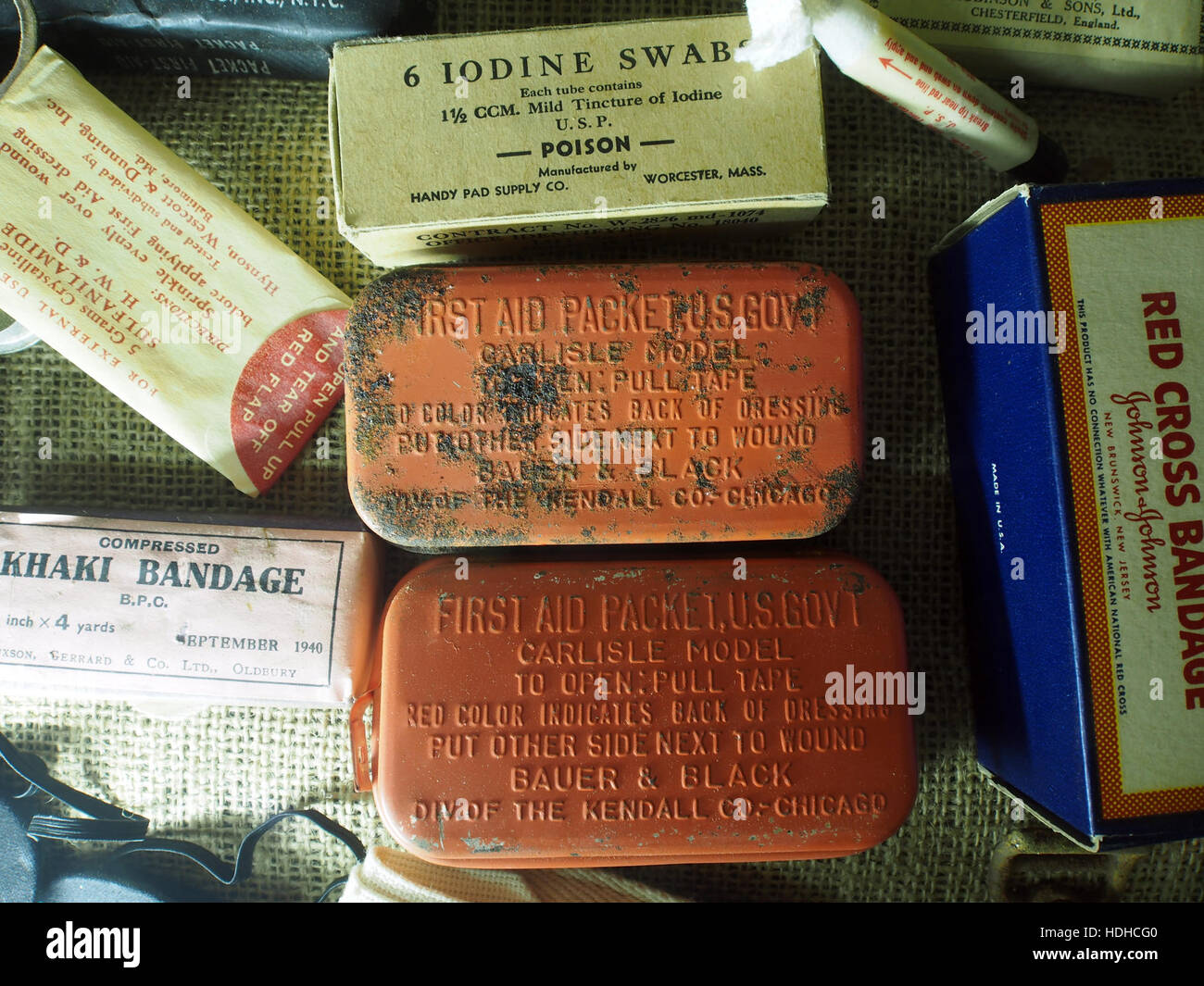 Cette photographie historique de l'hiver 1944 montre un paquet de premiers soins émis par le gouvernement américain et Auster Aircraft OO-AB ou OO-AE dans un musée de Gingelom, offrant un aperçu des fournitures médicales de guerre et de l'histoire de l'aviation. Banque D'Images