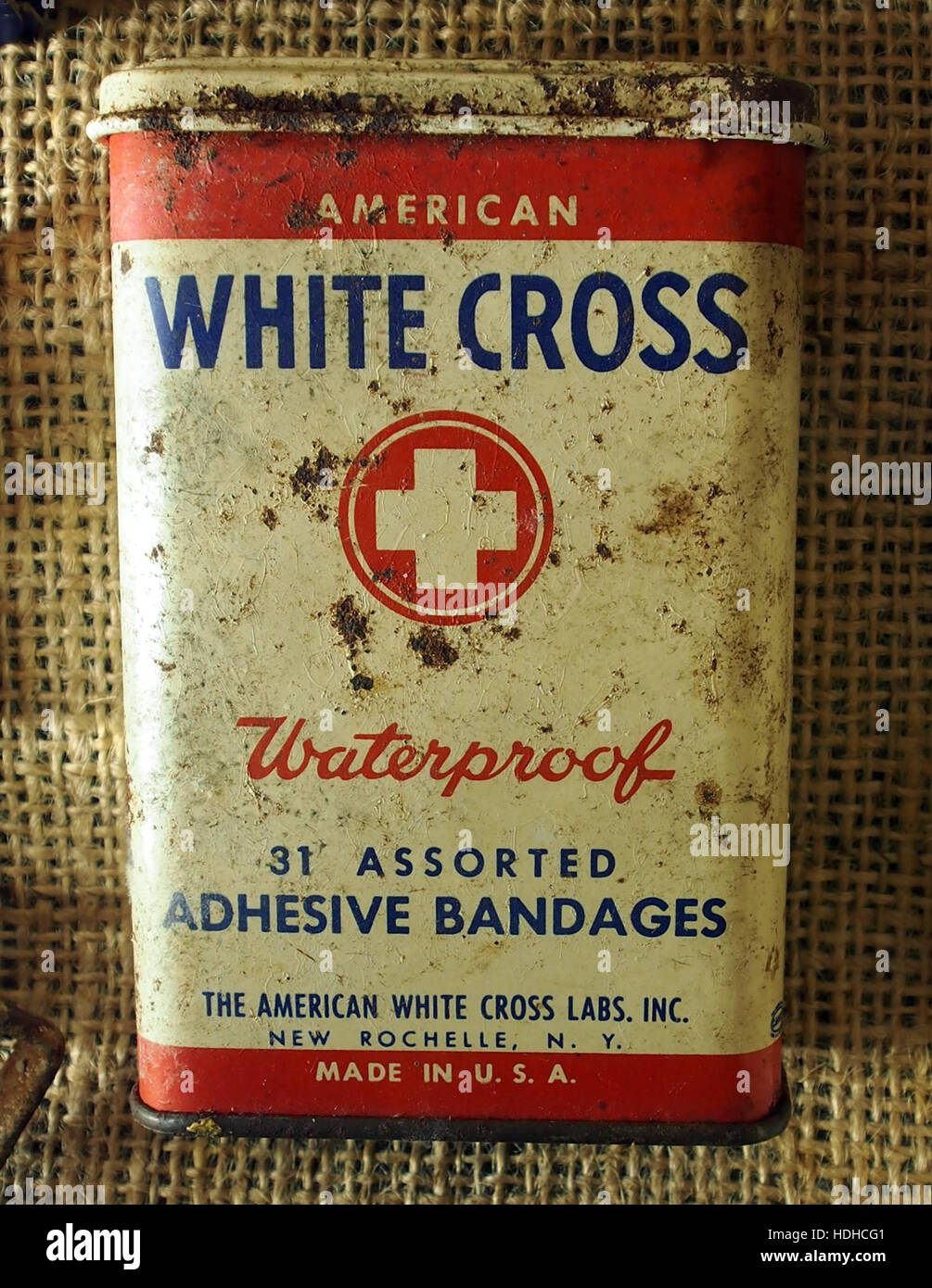 Cette boîte de bandages Croix Blanche, exposée dans un musée, remonte à l'hiver 1944 et a été utilisée lors de la bataille des Ardennes. L'article représente les fournitures médicales de guerre utilisées par les soldats en Belgique pendant la seconde Guerre mondiale Banque D'Images