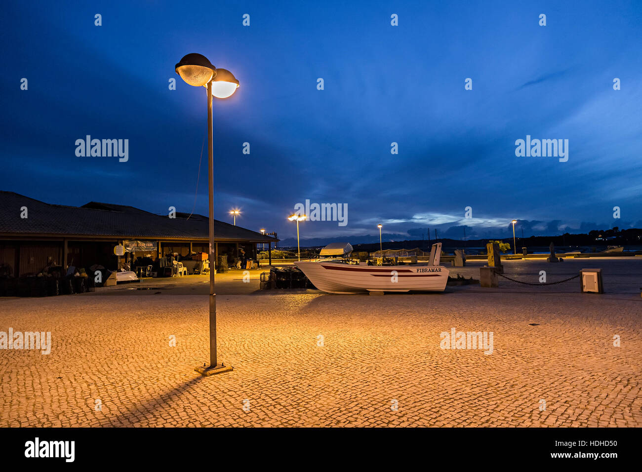 Lampadaire lumière sur promenade du port, Alvor, Algarve, Portugal Banque D'Images