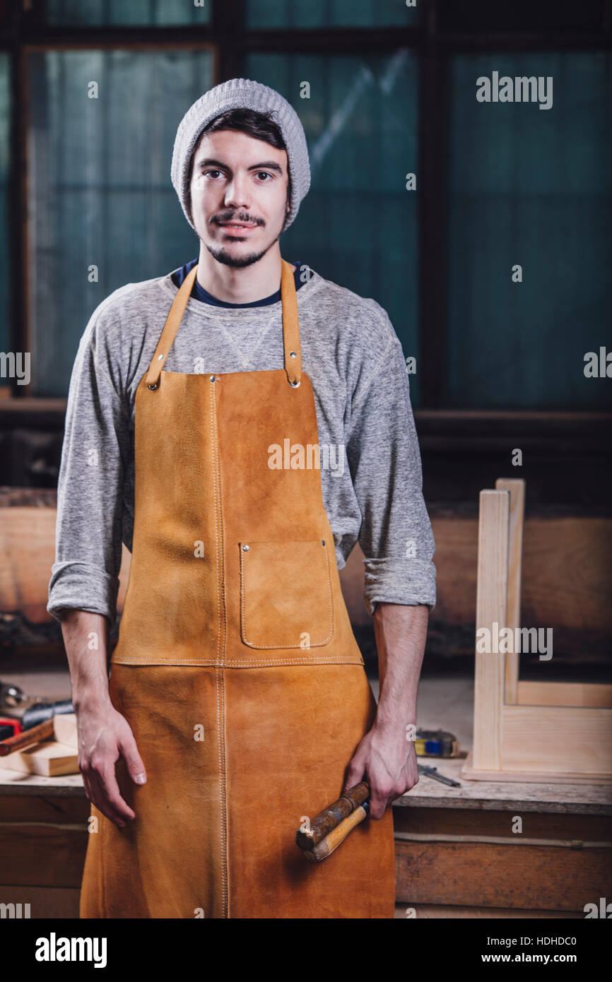 Portrait de carpenter holding hand tools en atelier Banque D'Images