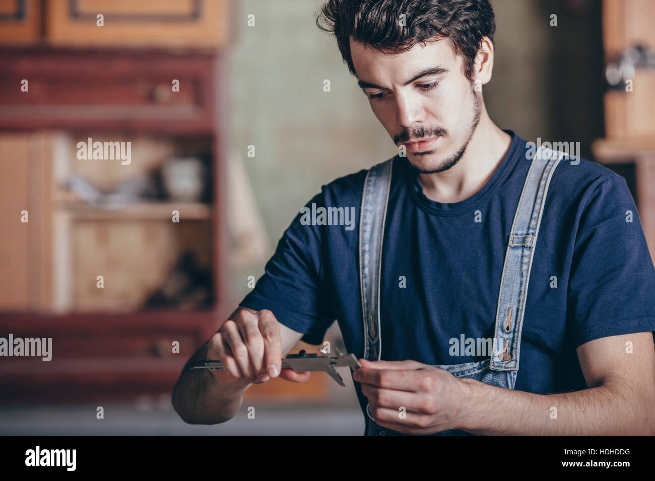 Carpenter à l'aide d'atelier dans l'étrier Banque D'Images