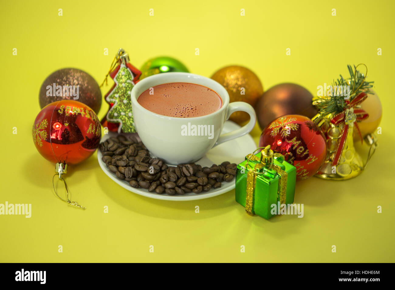 Tasse de café et des jouets de Noël sur fond jaune. Banque D'Images