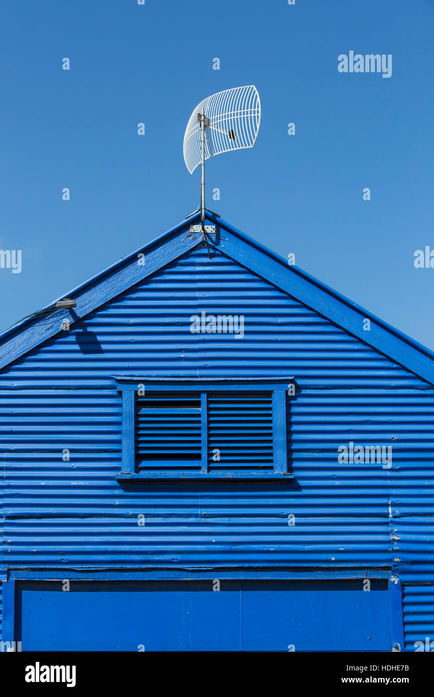 Low angle view de l'antenne sur bleu ciel clair contre l'église Banque D'Images