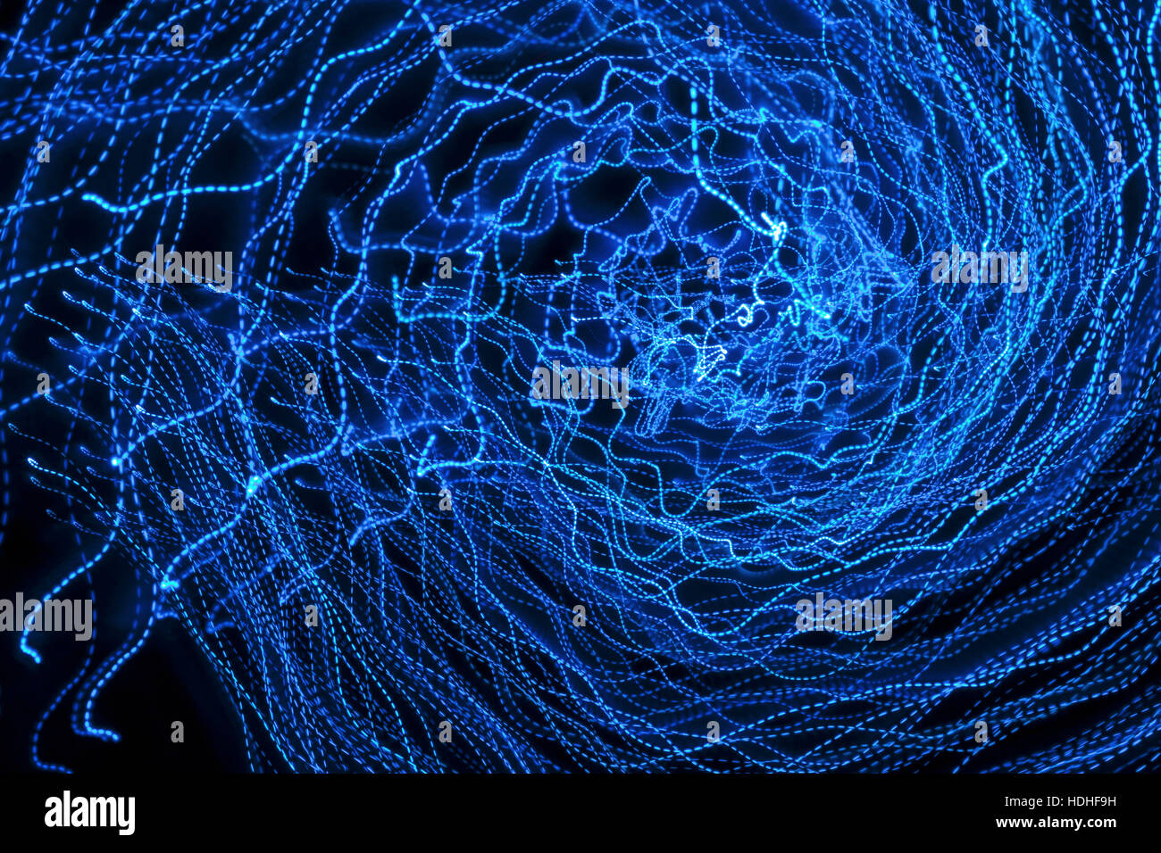 Full Frame shot of blue light trails sur fond noir Banque D'Images