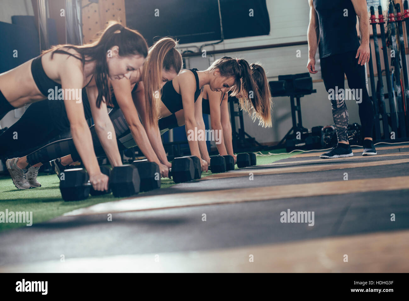 Les athlètes déterminés de faire des tractions sur les haltères at gym Banque D'Images