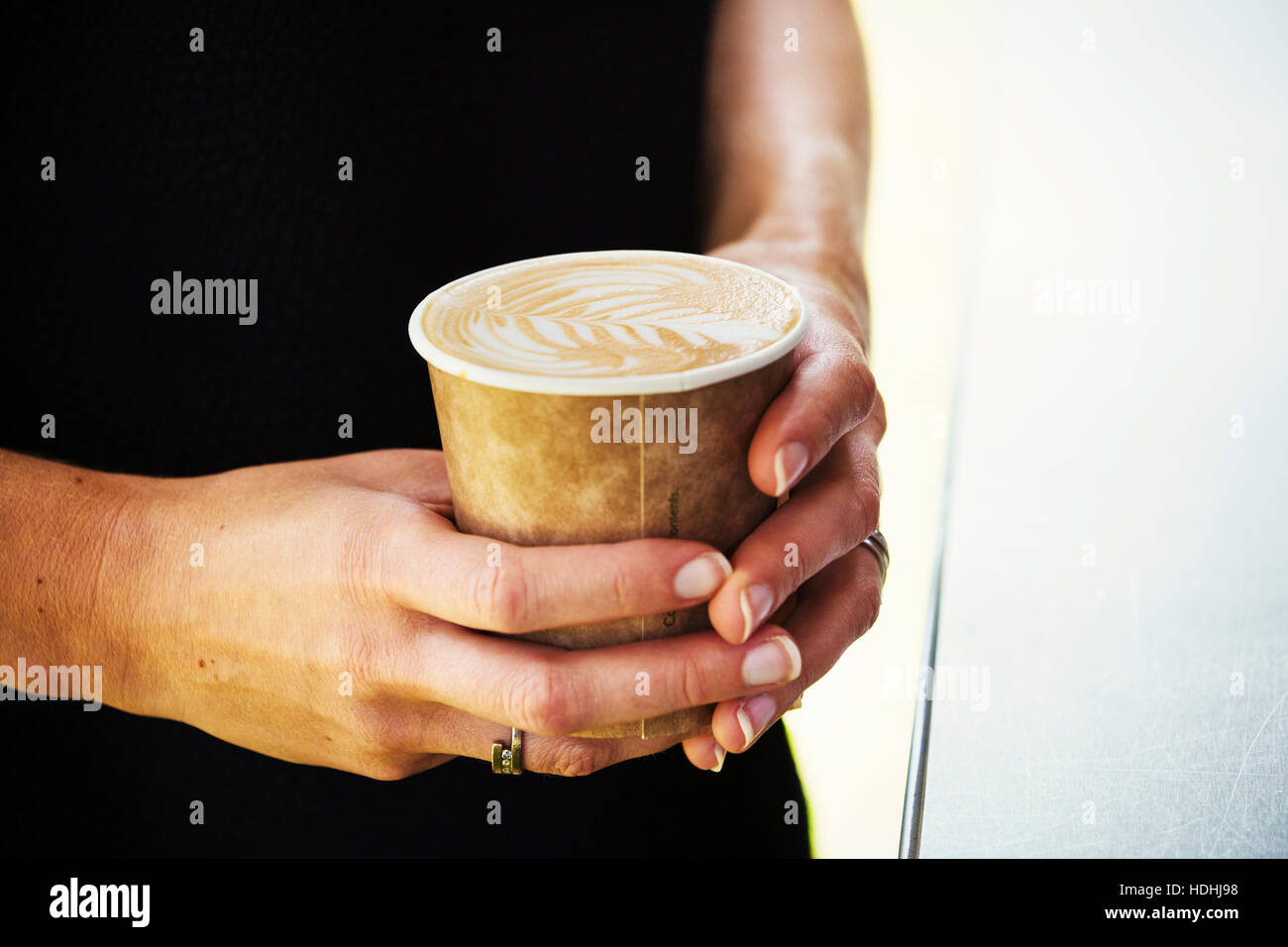Close up of woman holding coffee dans une tasse de papier. Banque D'Images