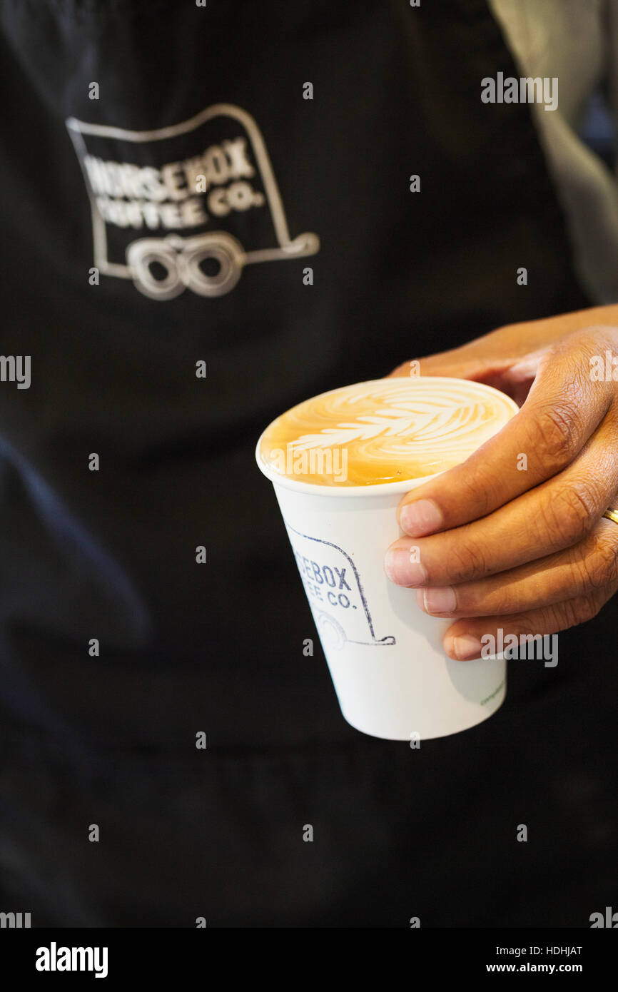 Close up of woman holding coffee dans une tasse de papier. Banque D'Images