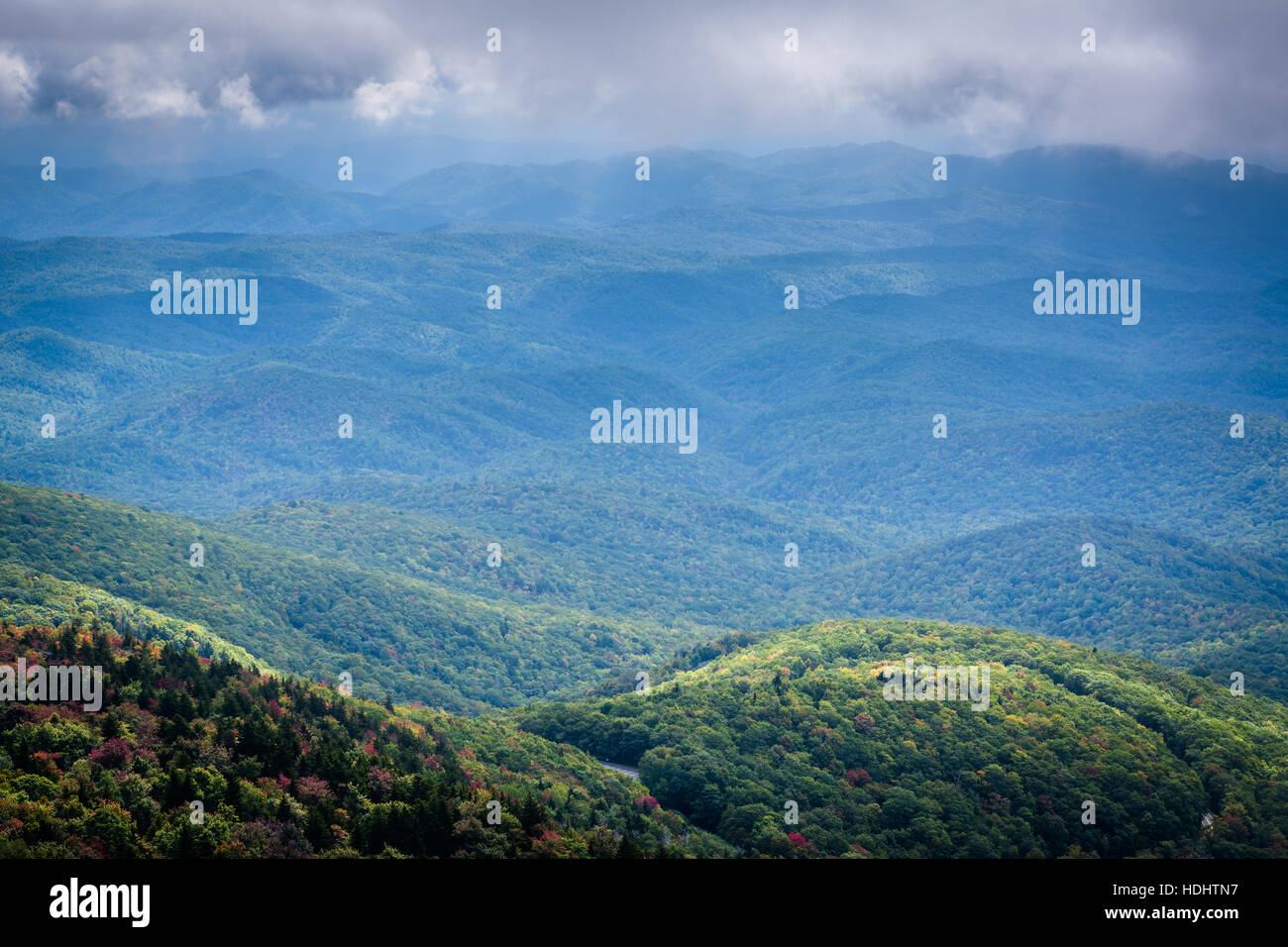 Vue trouble de la Blue Ridge Mountains de Grandfather Mountain, Caroline du Nord. Banque D'Images