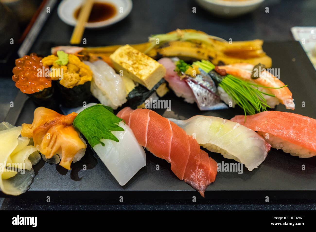 Set à Sushi dont le thon, snapper, uni, l'oeuf, l'anguille, crevette, etc. Banque D'Images