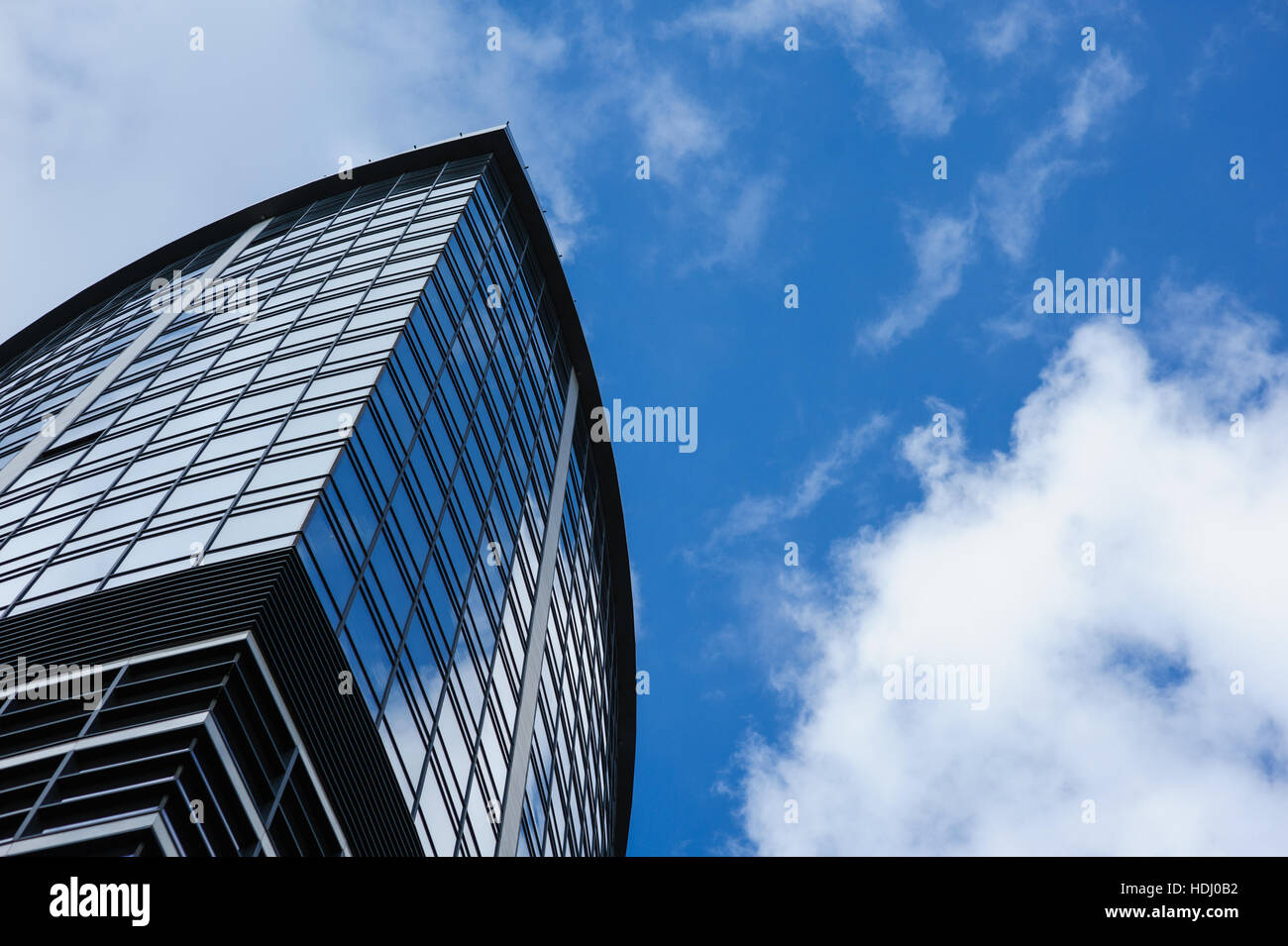 Location immeuble de bureaux en verre sur un fond du ciel Banque D'Images