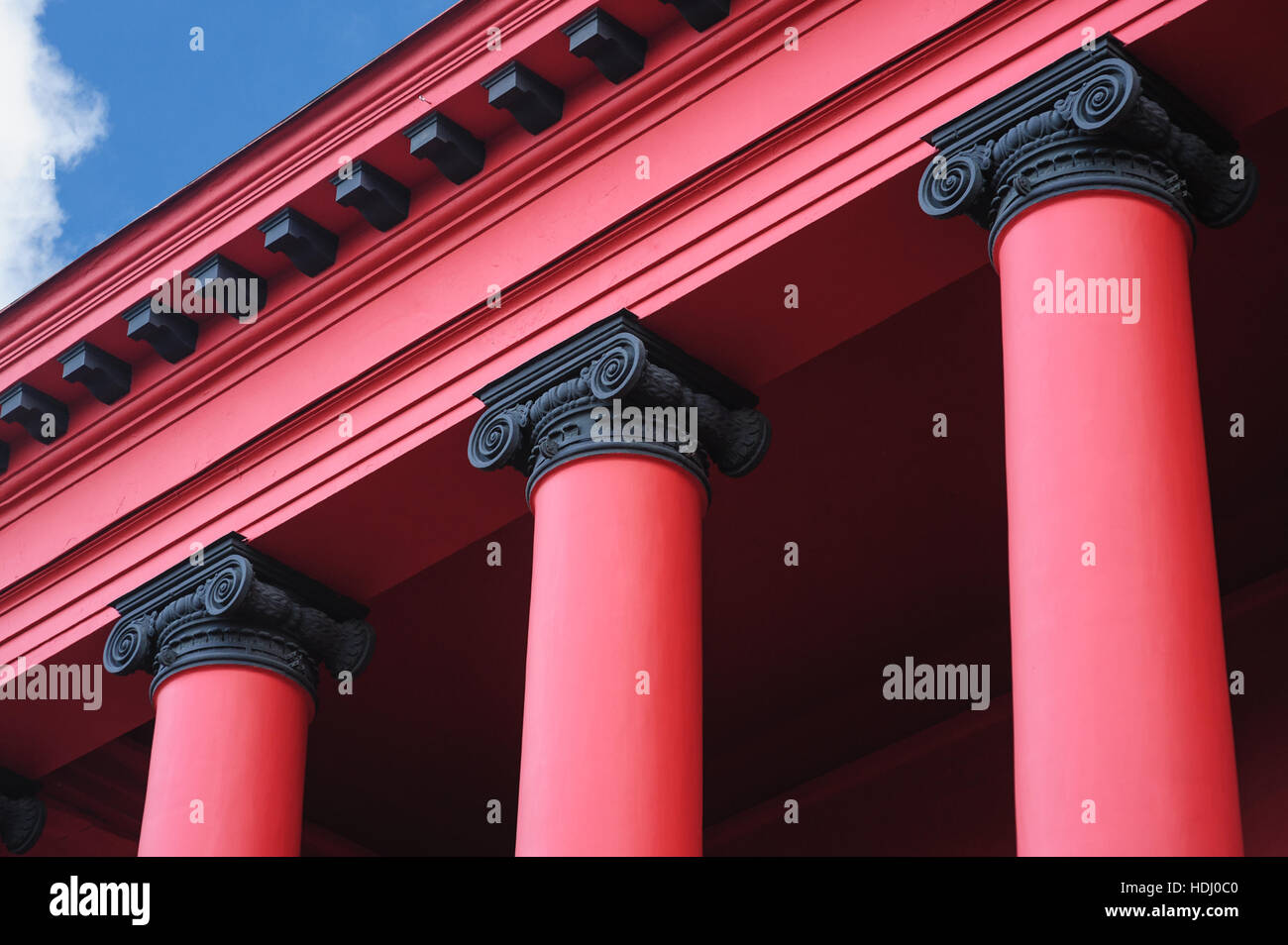 Colonnes rouges sur la façade de l'ancien bâtiment de l'architecture Banque D'Images