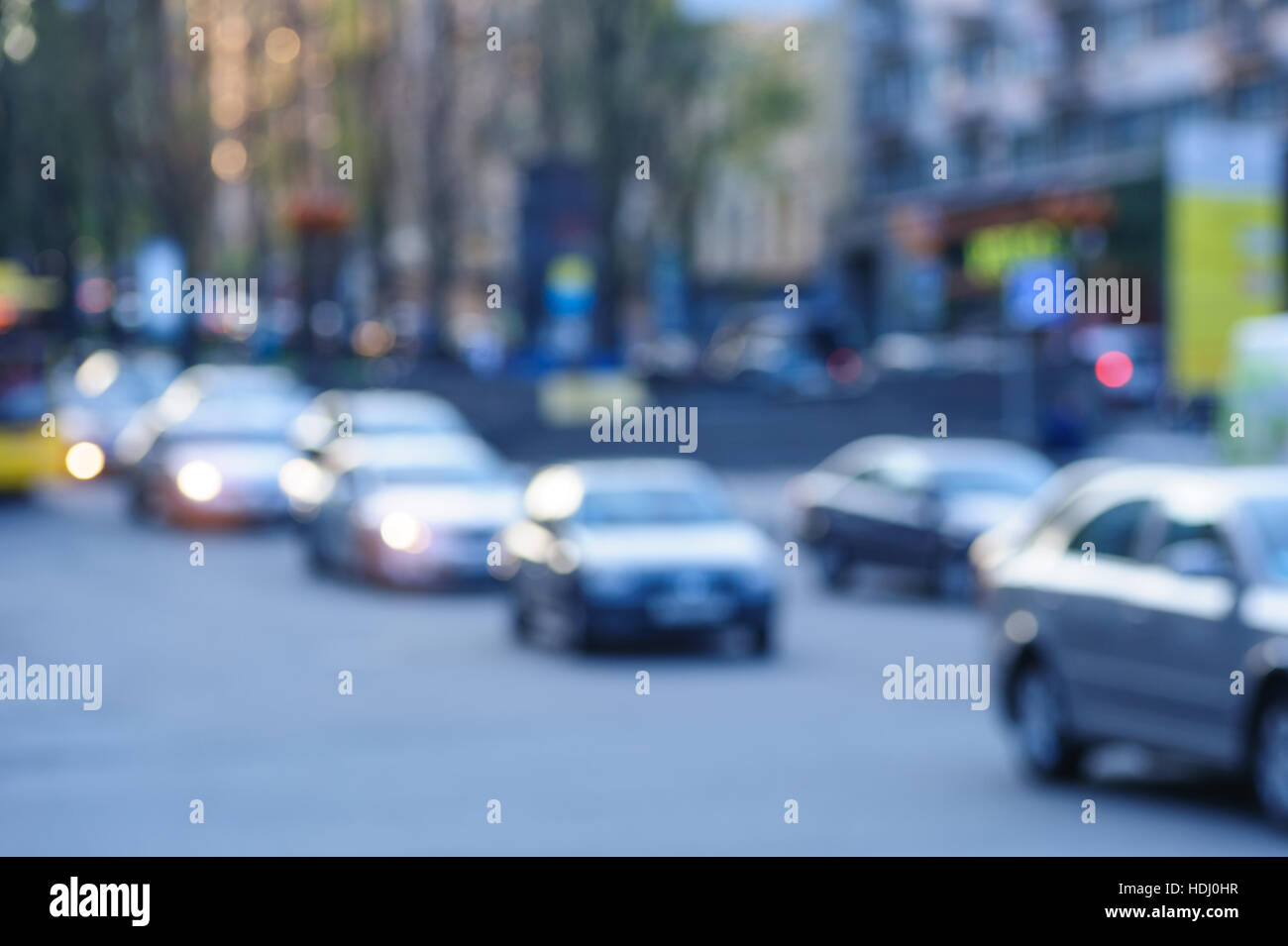 Voitures dans grande ville sur route avec l'accent floue Banque D'Images