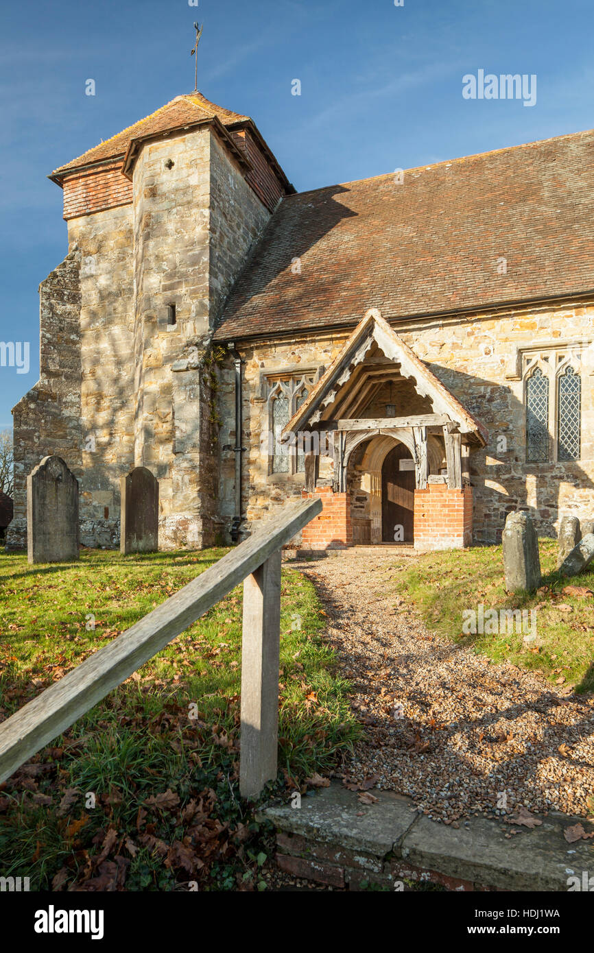 La fin de l'automne après-midi au St Michael's Church in Penhurst, East Sussex, Angleterre. Banque D'Images