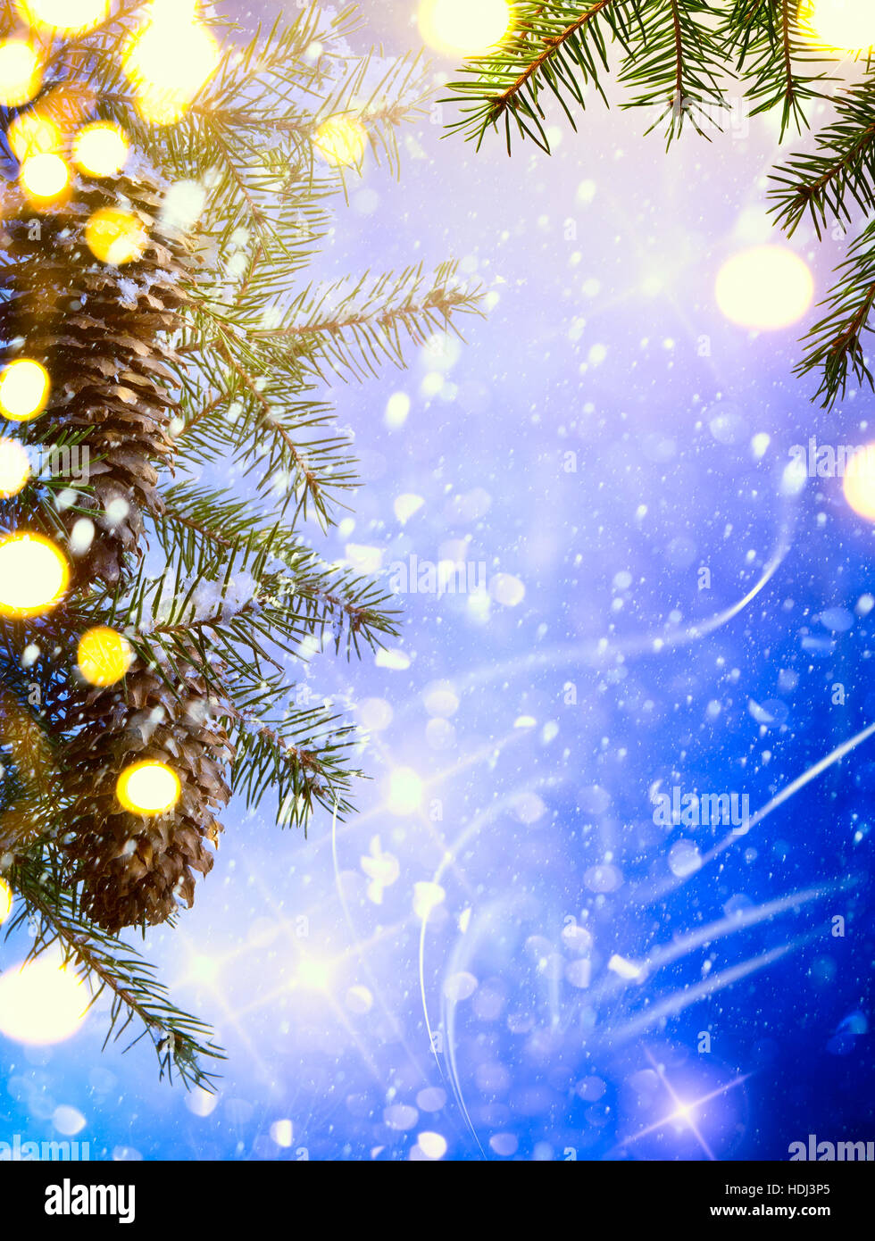 La lumière de l'arbre de Noël ; hiver Bleu Fond de Noël Banque D'Images