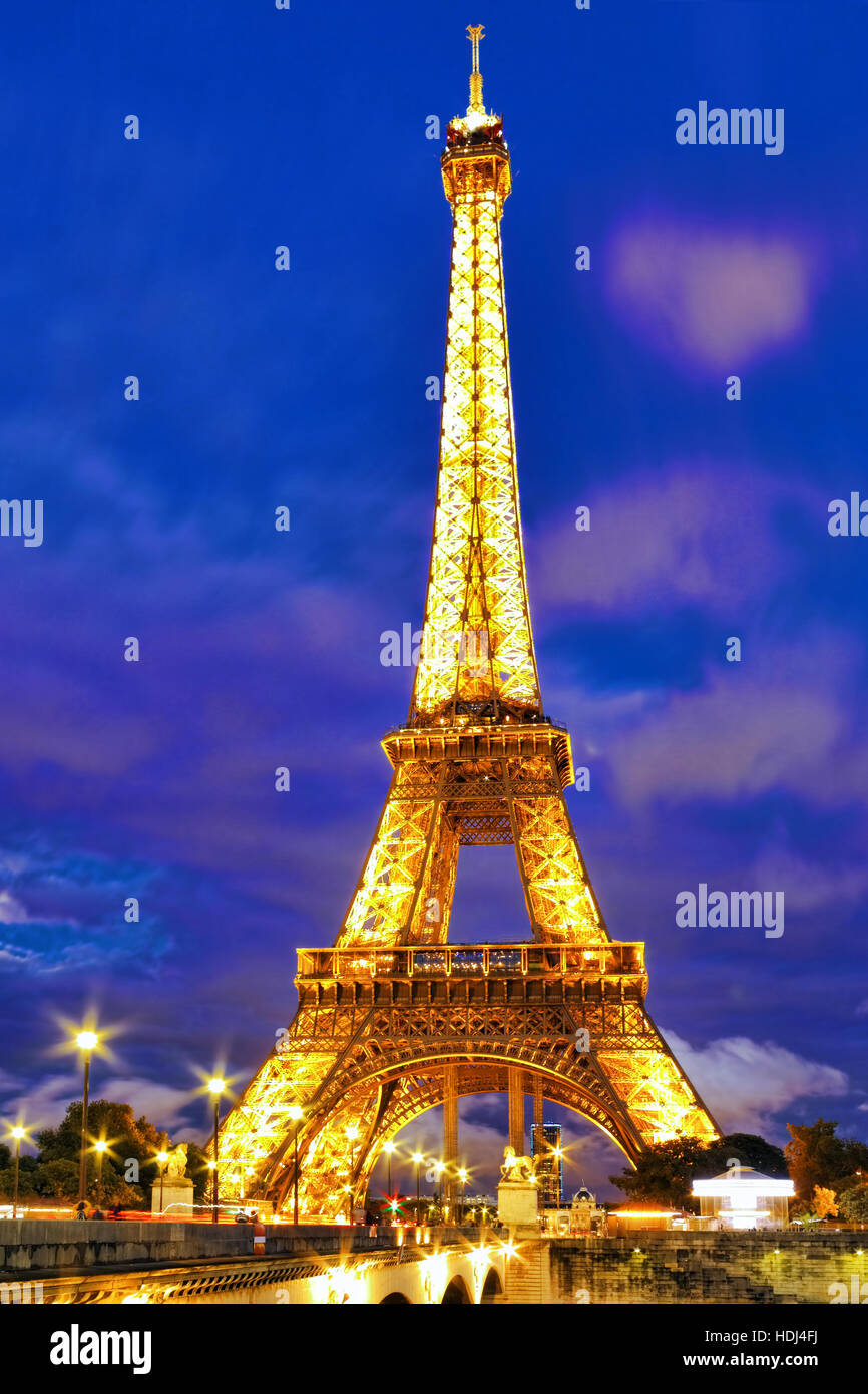 PARIS - le 18 septembre. Light Show Performance le 18 septembre 2013 à Paris. La Tour Eiffel se trouve 324 mètres (1 063 pi) de hauteur. Monument a été construit en Banque D'Images