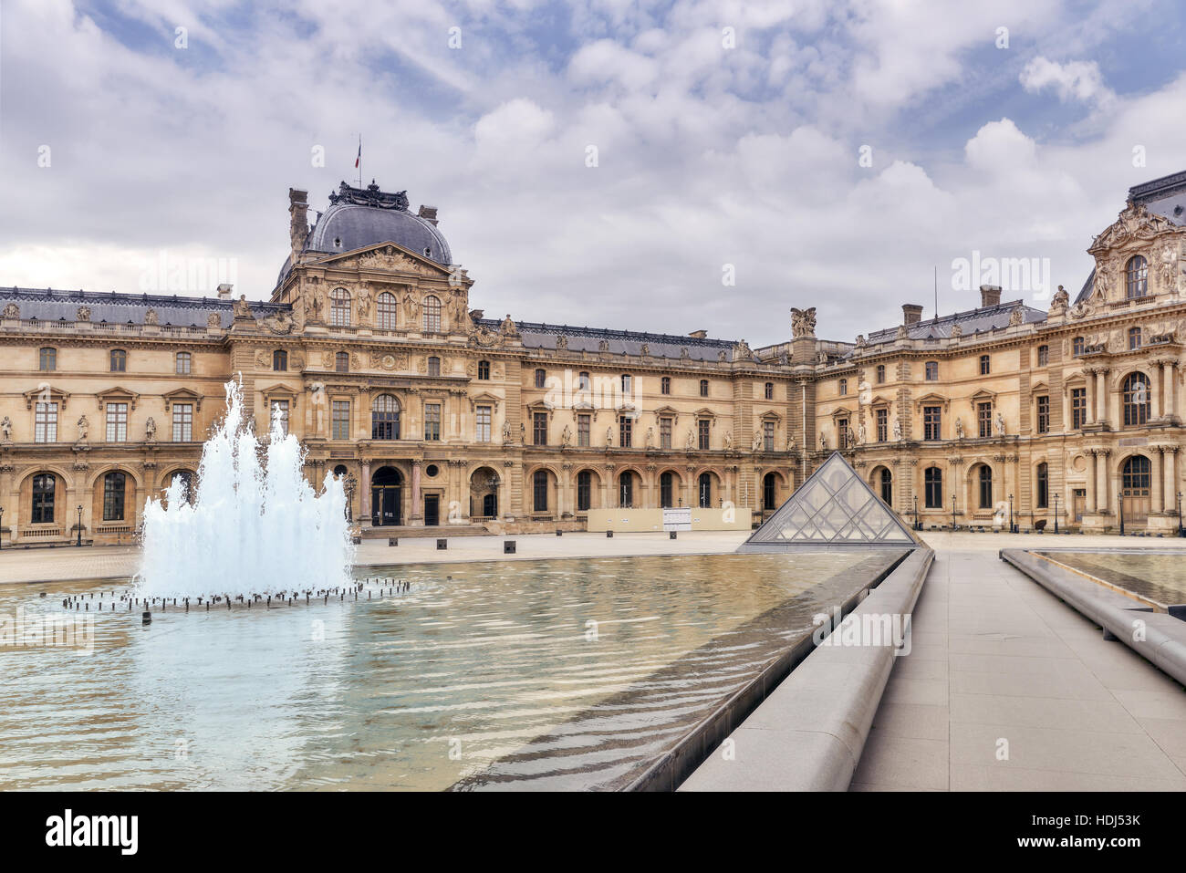 PARIS, FRANCE - Juillet 03, 2016:pyramide de verre et le musée du Louvre. Le Louvre est le plus grand musée dans Word avec près de 35 000 artefacts historiques. Banque D'Images