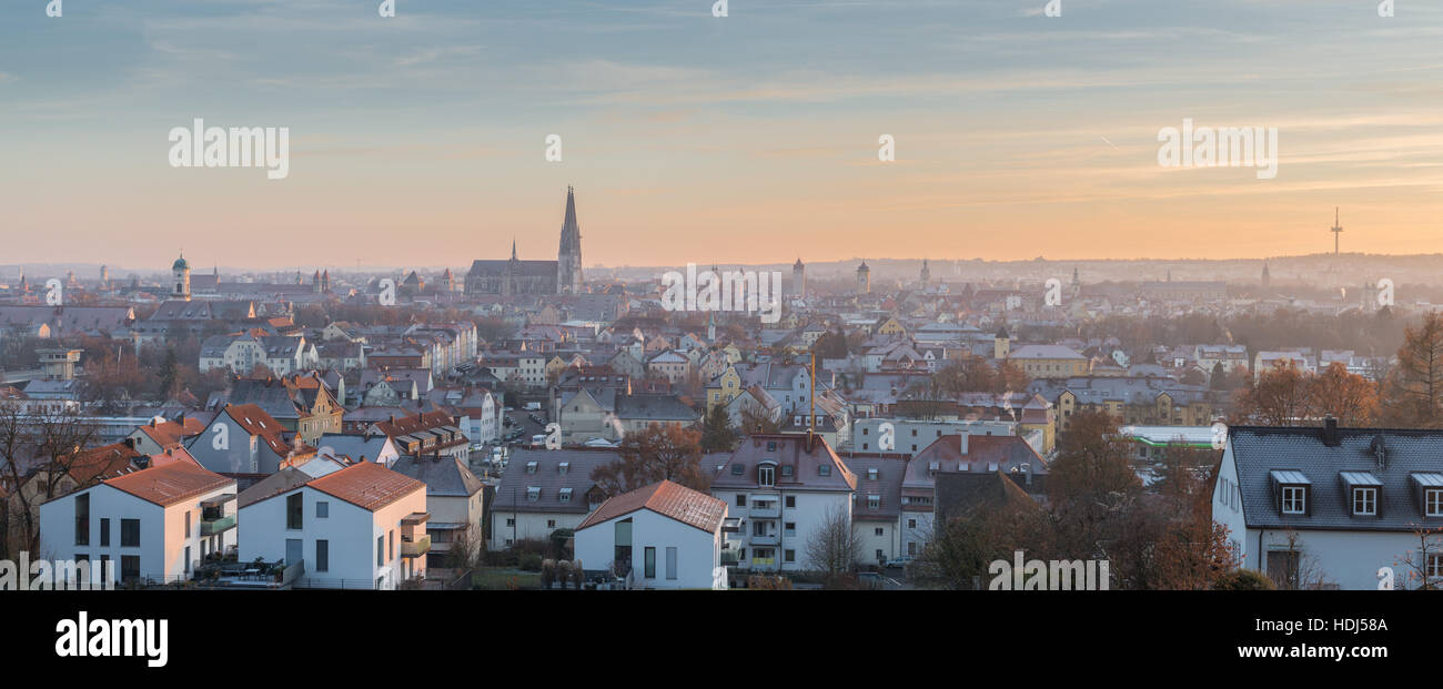 Vue panoramique de Ratisbonne au coucher du soleil en hiver Banque D'Images