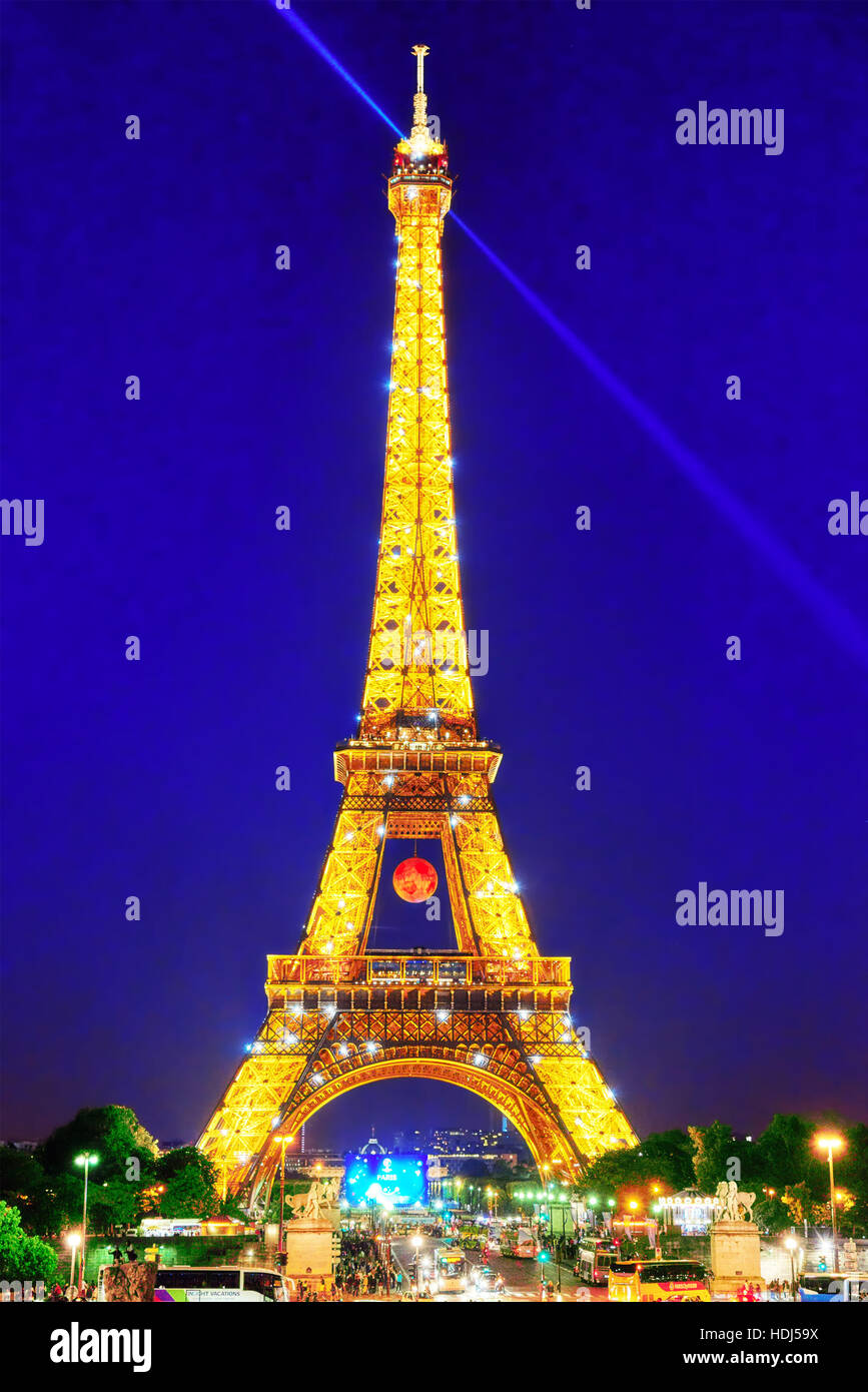 PARIS, FRANCE - 06 juillet 2016 : Très beau spectacle de lumière de feux clignotants sur la Tour Eiffel Bache à Paris. Il a été construit en 1889. La France. Banque D'Images