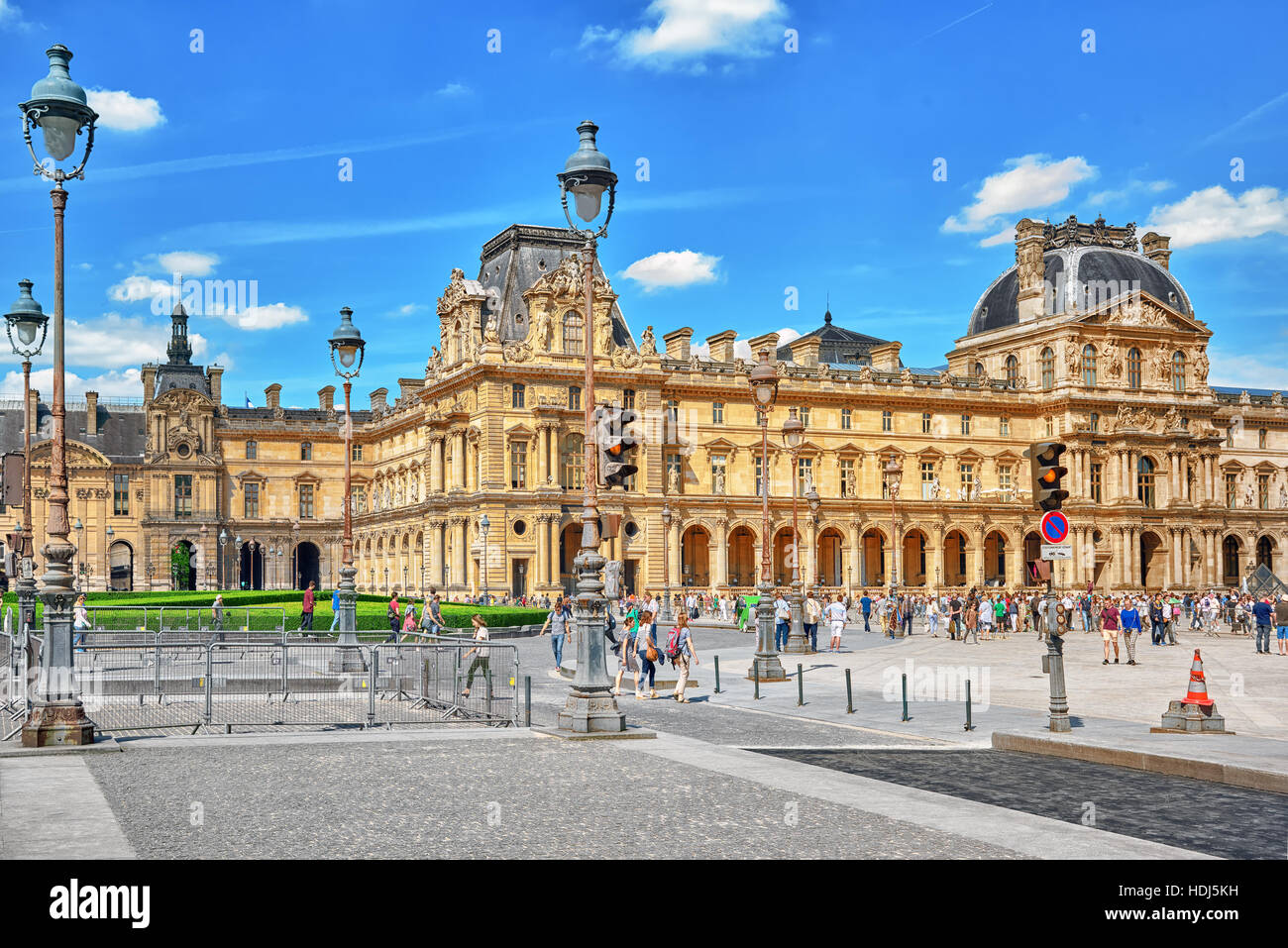 PARIS, FRANCE - Juillet 06, 2016 : musée du Louvre avec les gens (touristes). Le Louvre est le plus grand musée dans Word avec près de 35 000 artefacts historiques' Banque D'Images